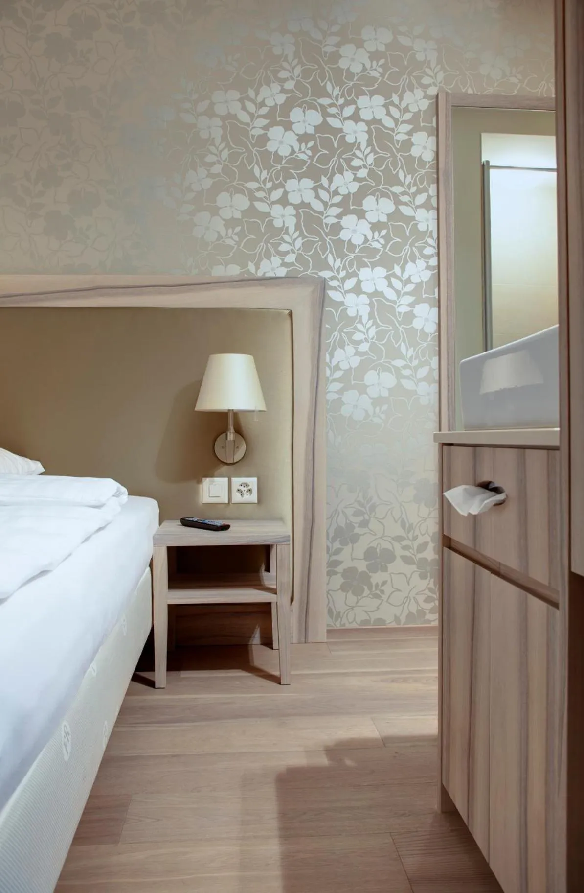 Photo of the whole room, Bed in PLATZHIRSCH ZÜRICH - Downtown Boutique Hotel & Sushi Lounge