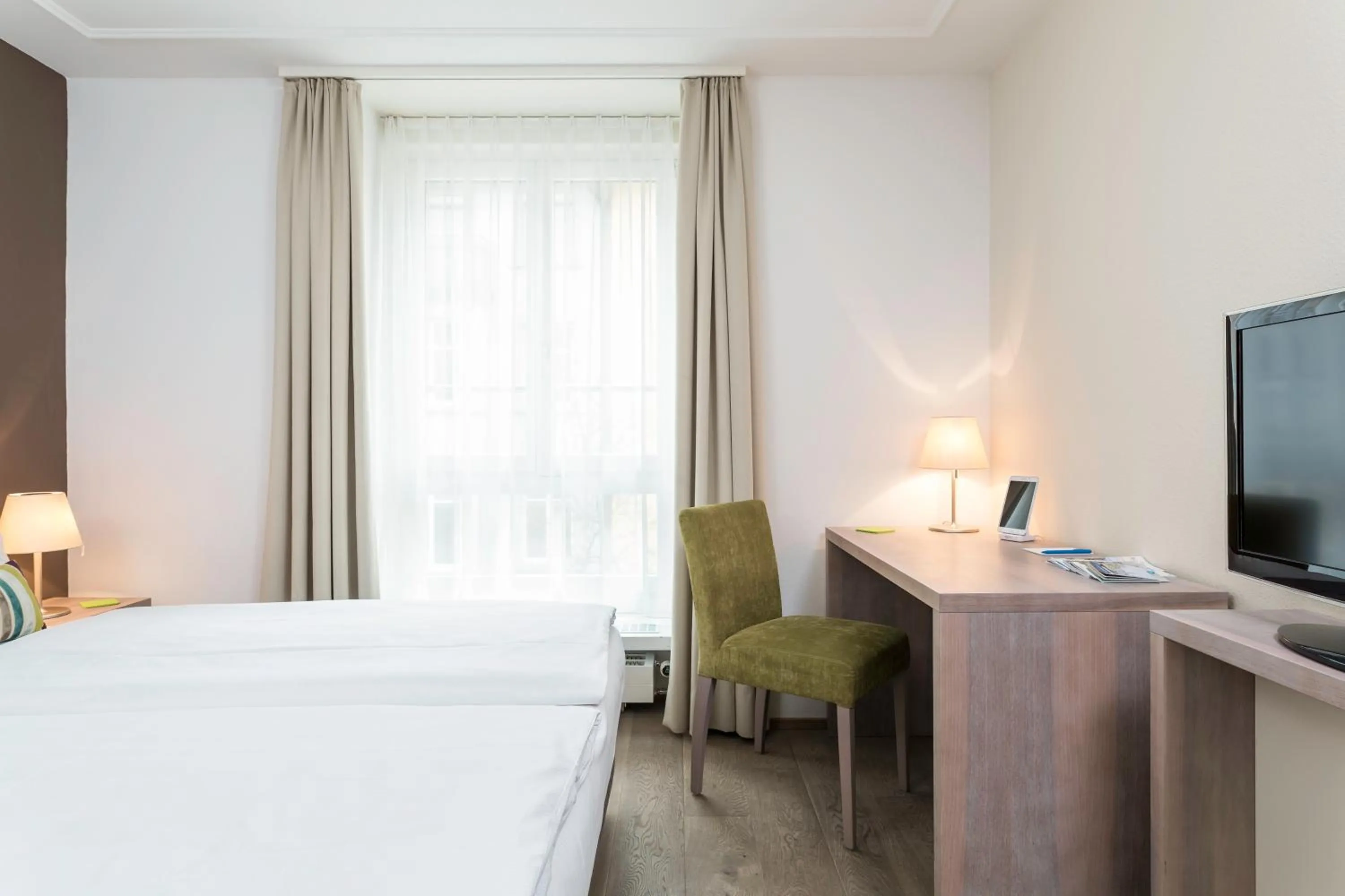 Photo of the whole room, Bed in PLATZHIRSCH ZÜRICH - Downtown Boutique Hotel & Sushi Lounge