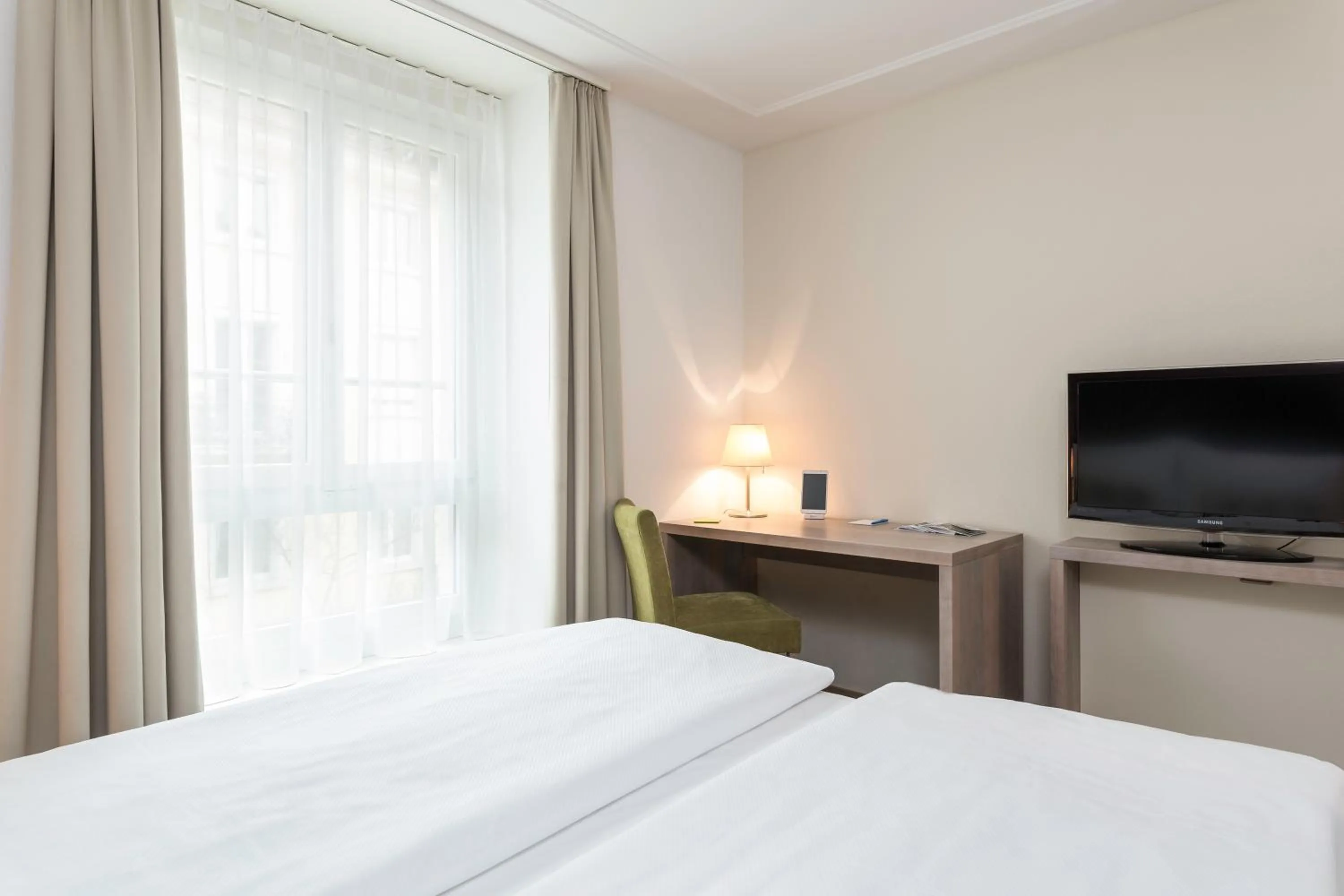 Photo of the whole room, Bed in PLATZHIRSCH ZÜRICH - Downtown Boutique Hotel & Sushi Lounge