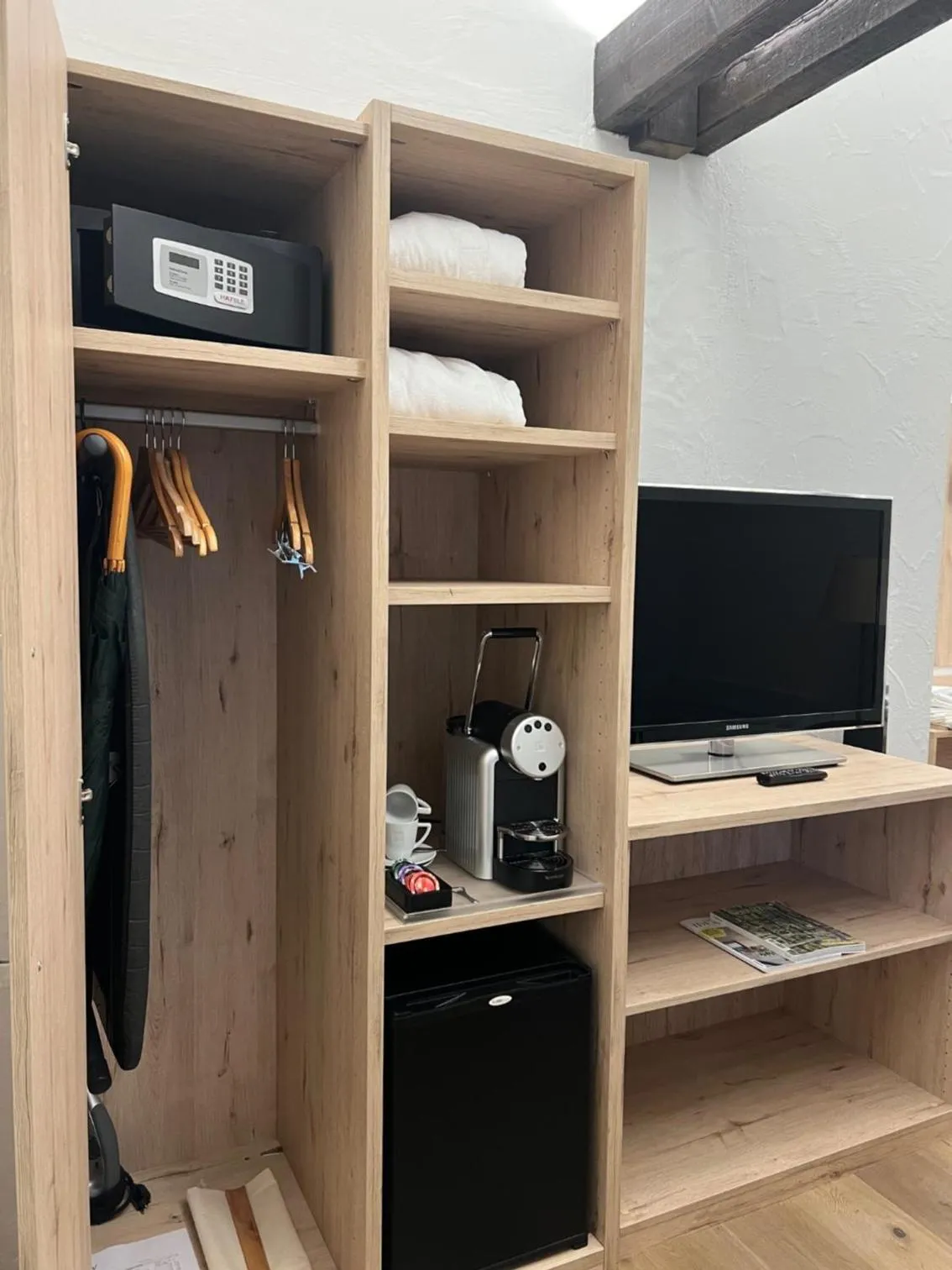 TV and multimedia in PLATZHIRSCH ZÜRICH - Downtown Boutique Hotel & Sushi Lounge