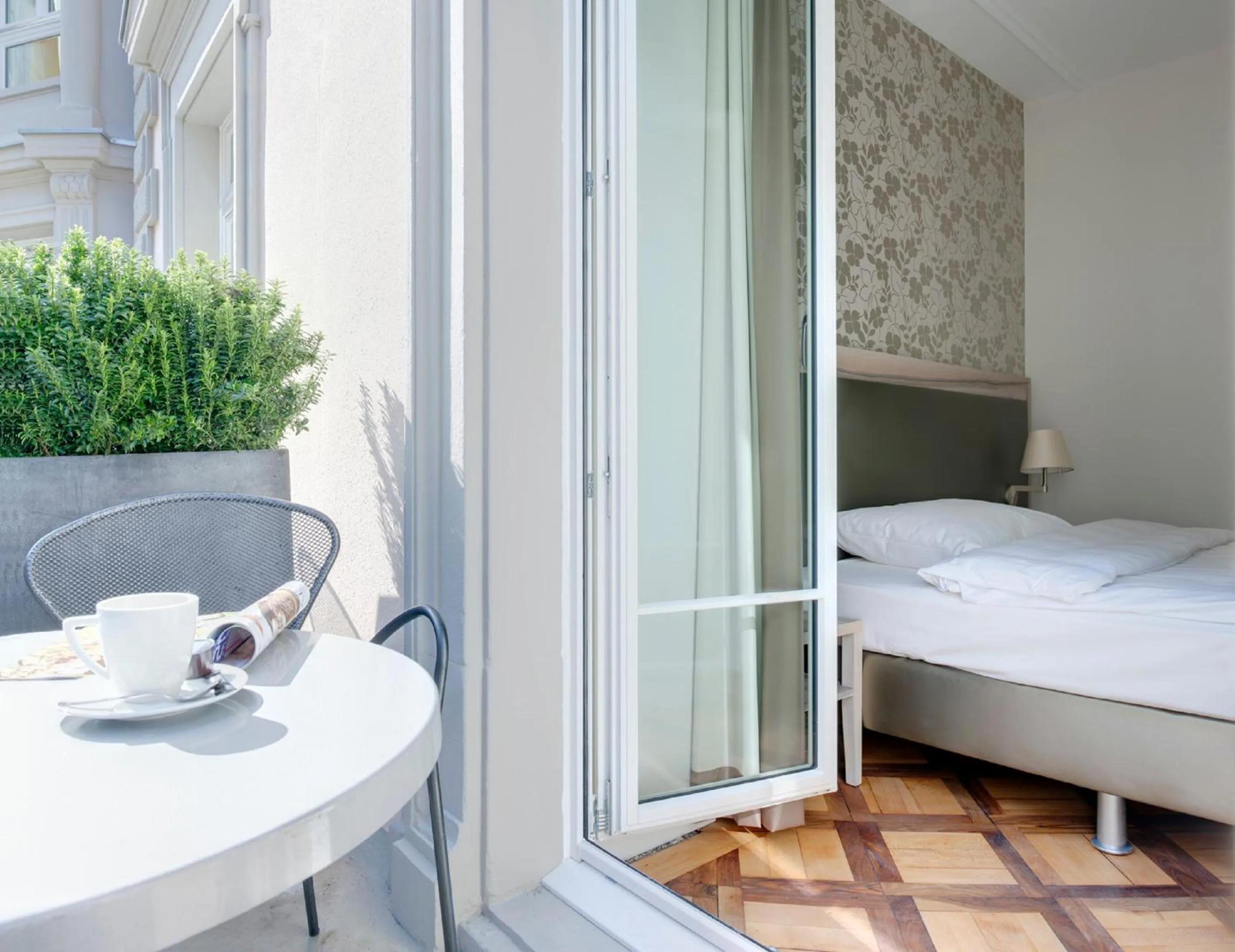 Balcony/Terrace, Bed in PLATZHIRSCH ZÜRICH - Downtown Boutique Hotel & Sushi Lounge