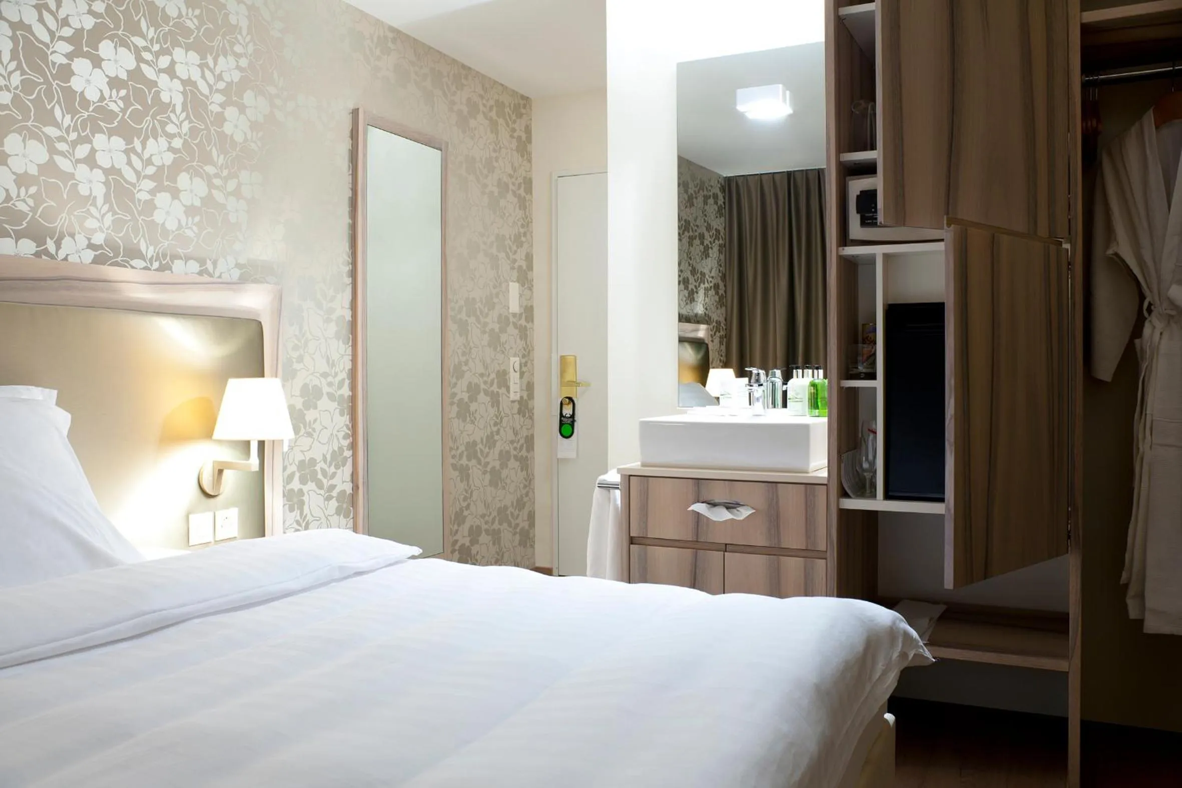 Photo of the whole room, Bed in PLATZHIRSCH ZÜRICH - Downtown Boutique Hotel & Sushi Lounge