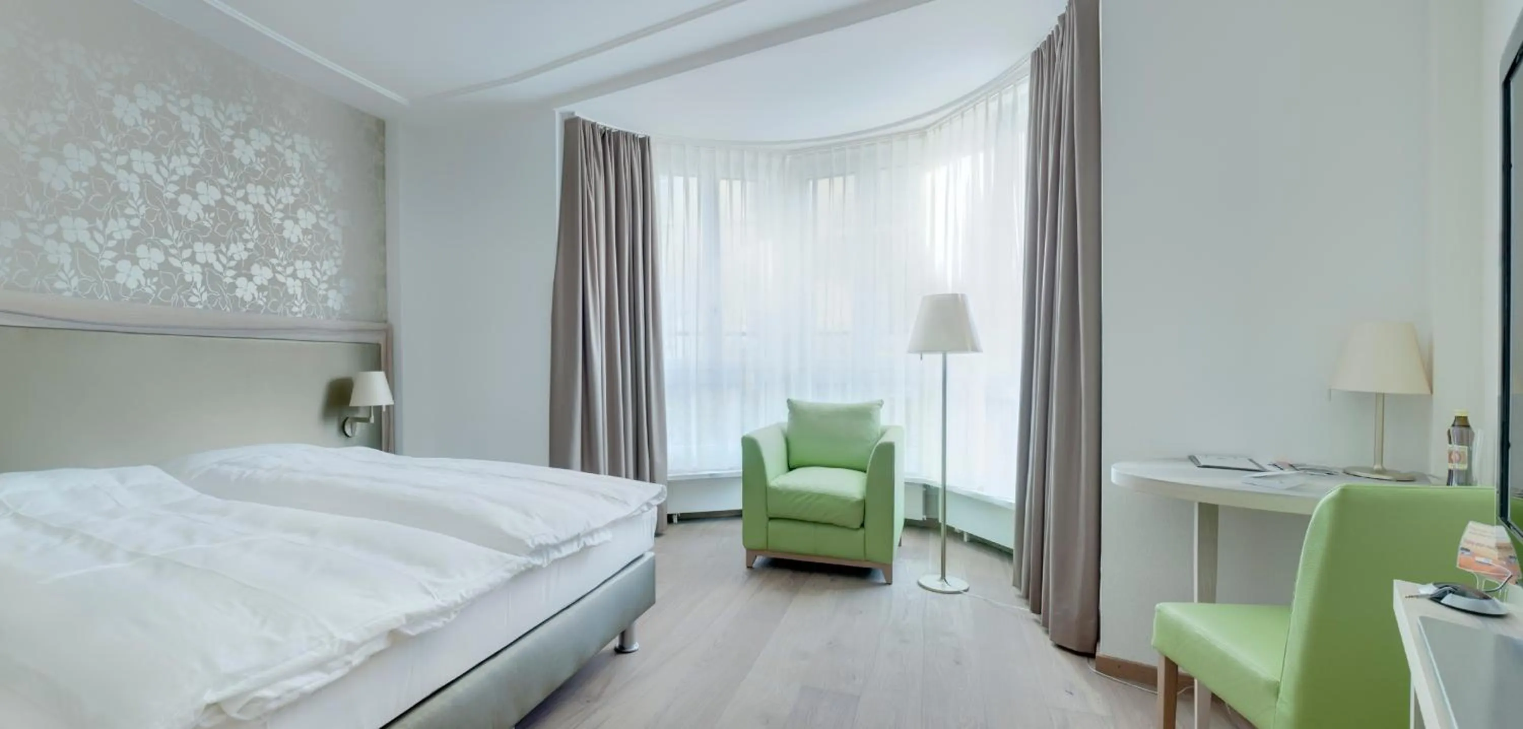 Photo of the whole room, Bed in PLATZHIRSCH ZÜRICH - Downtown Boutique Hotel & Sushi Lounge