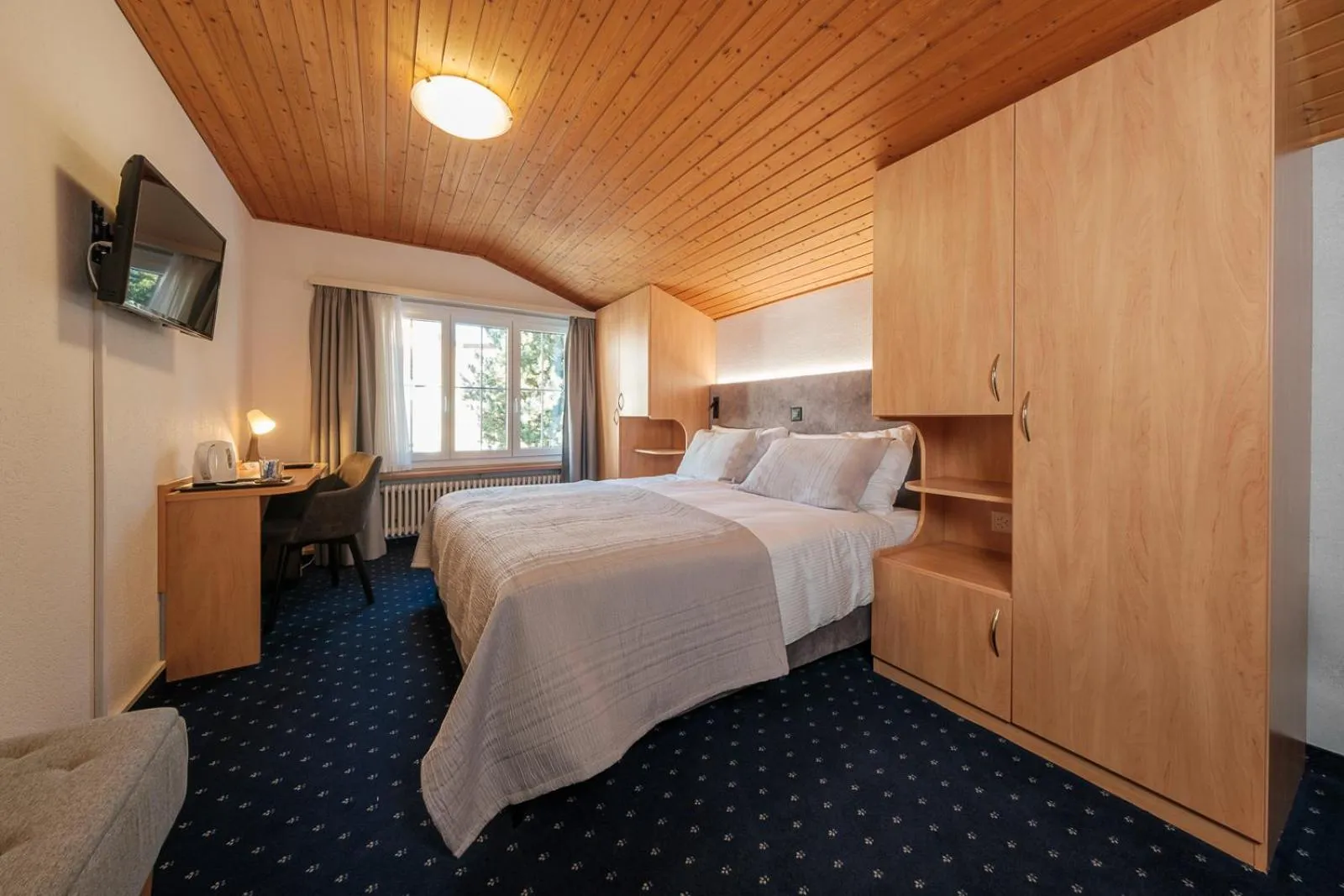 Photo of the whole room, Bed in Hotel Bünda Davos