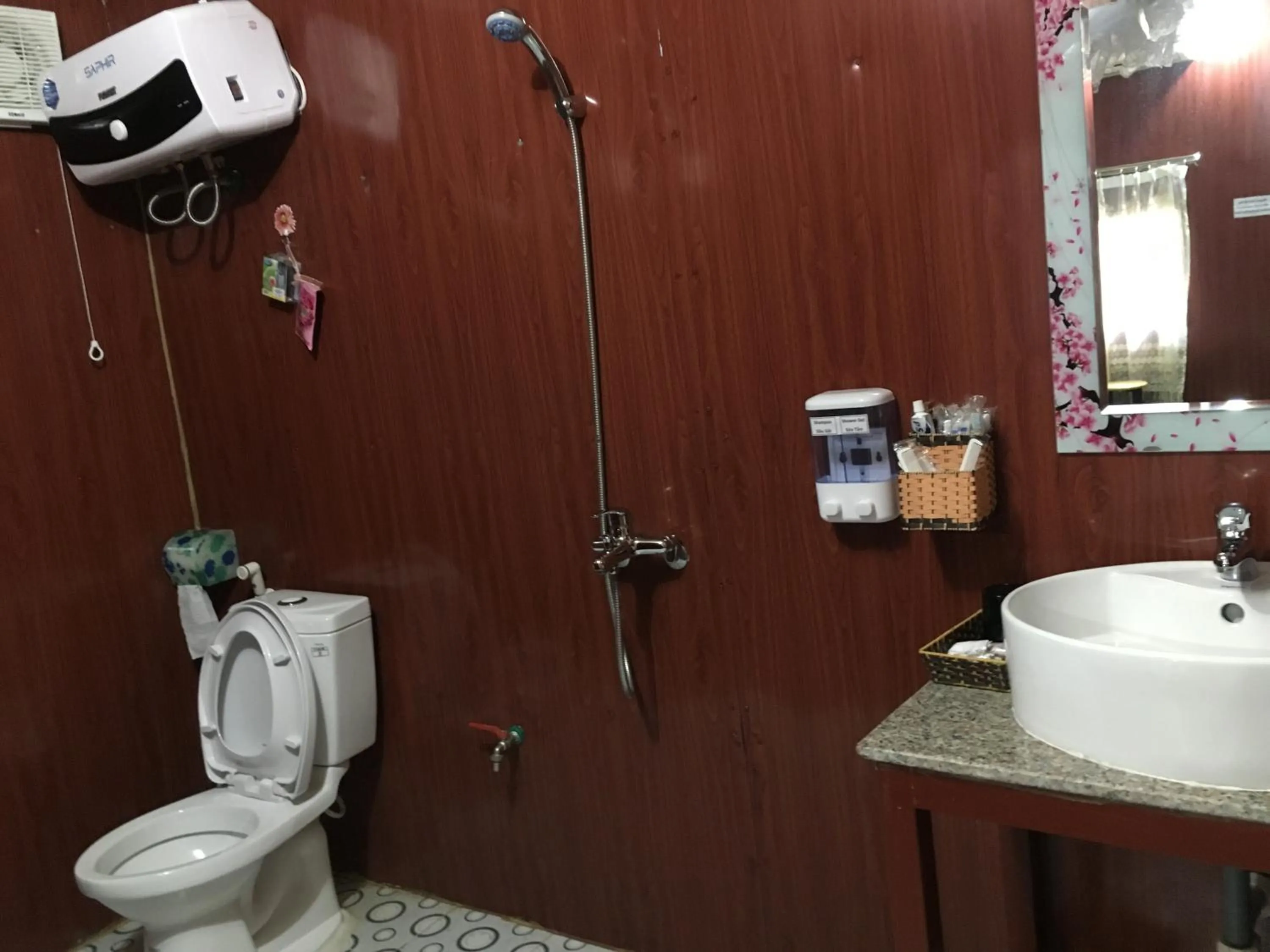 Toilet in Green Hill Hostel & Tour