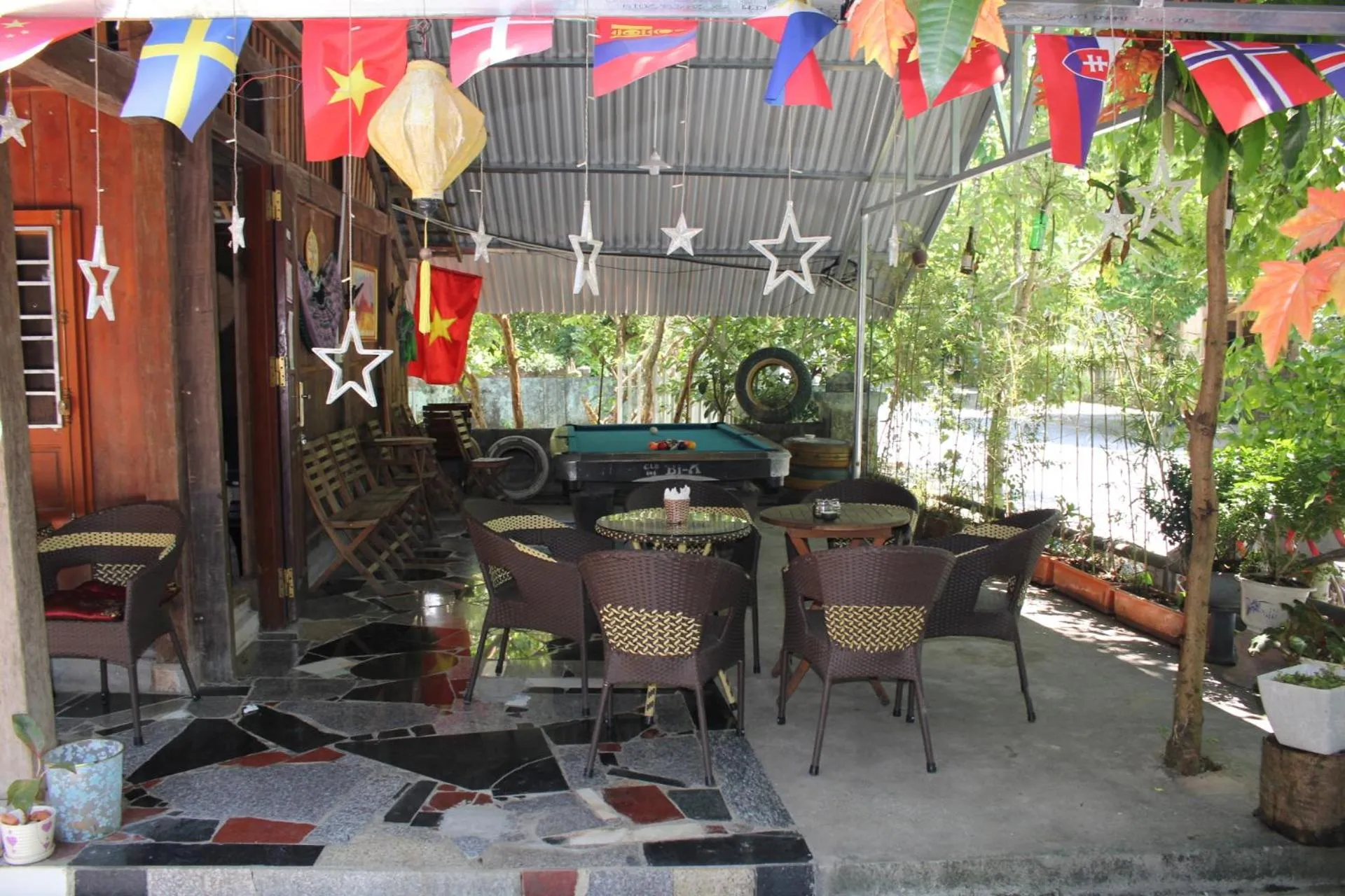 Restaurant/places to eat in Green Hill Hostel & Tour