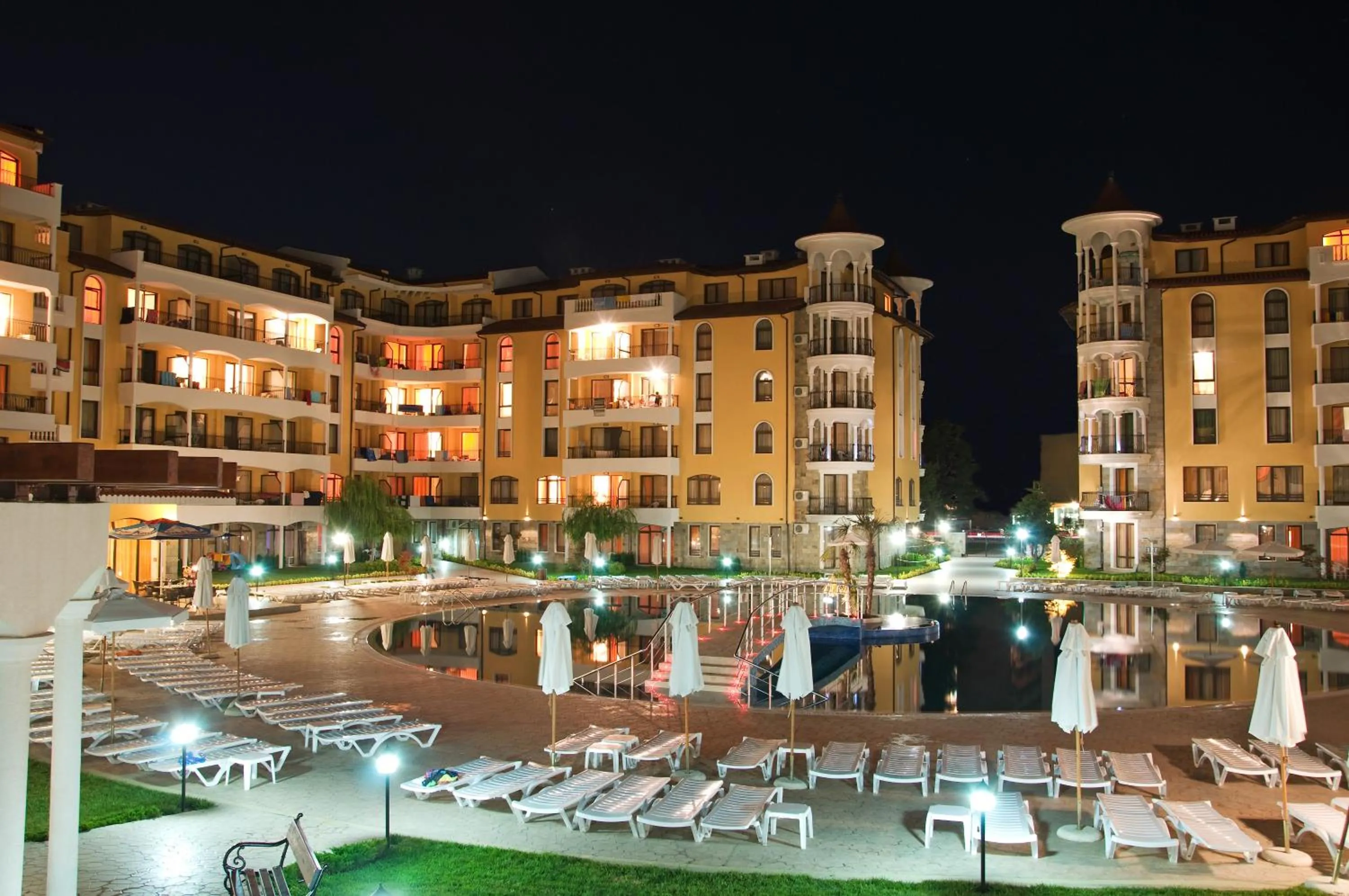 Facade/entrance in Royal Sun Apartments