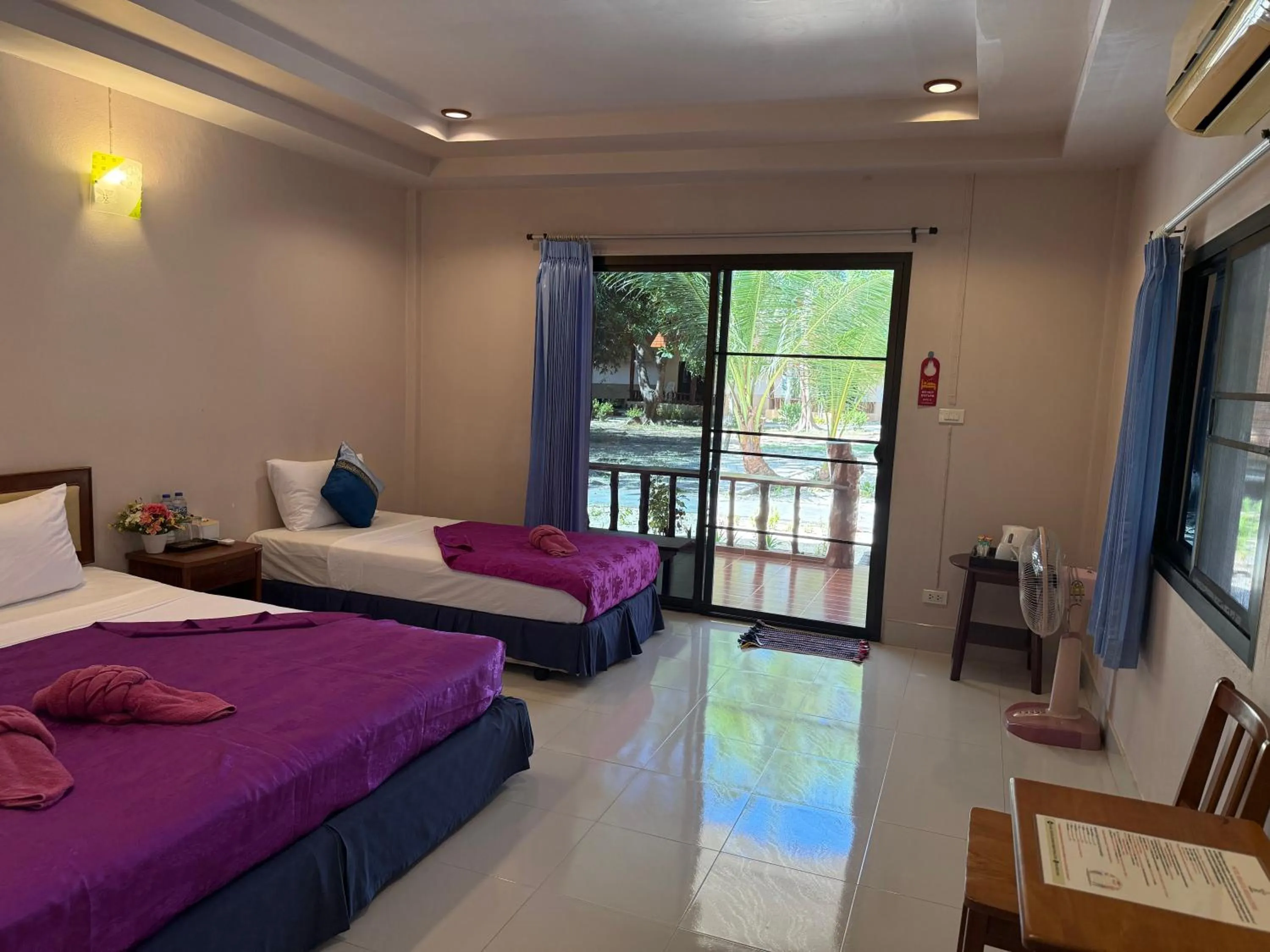 Bedroom, Bed in Season Bungalow