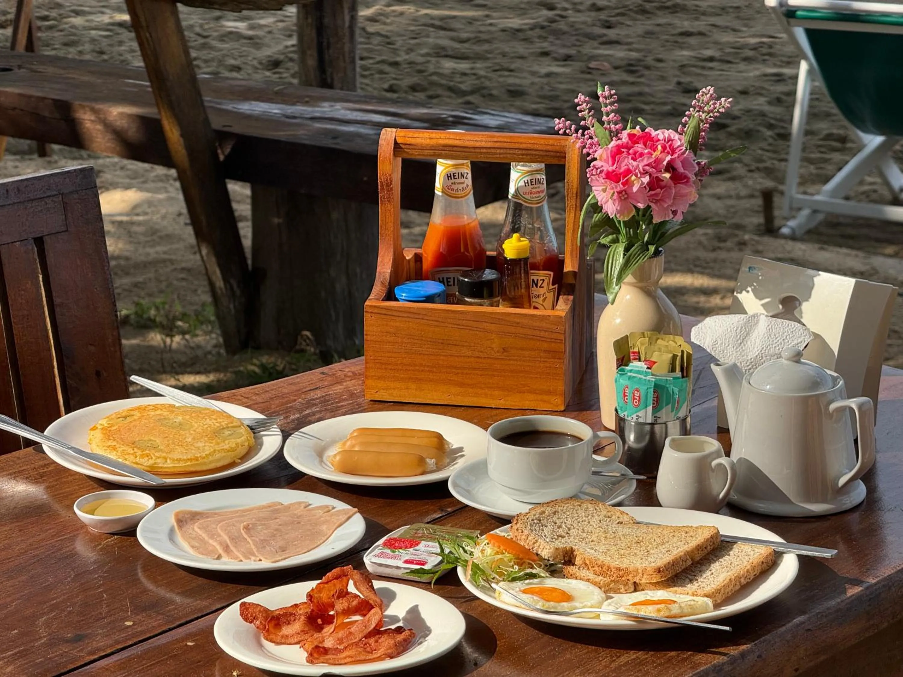 Food and drinks in Season Bungalow