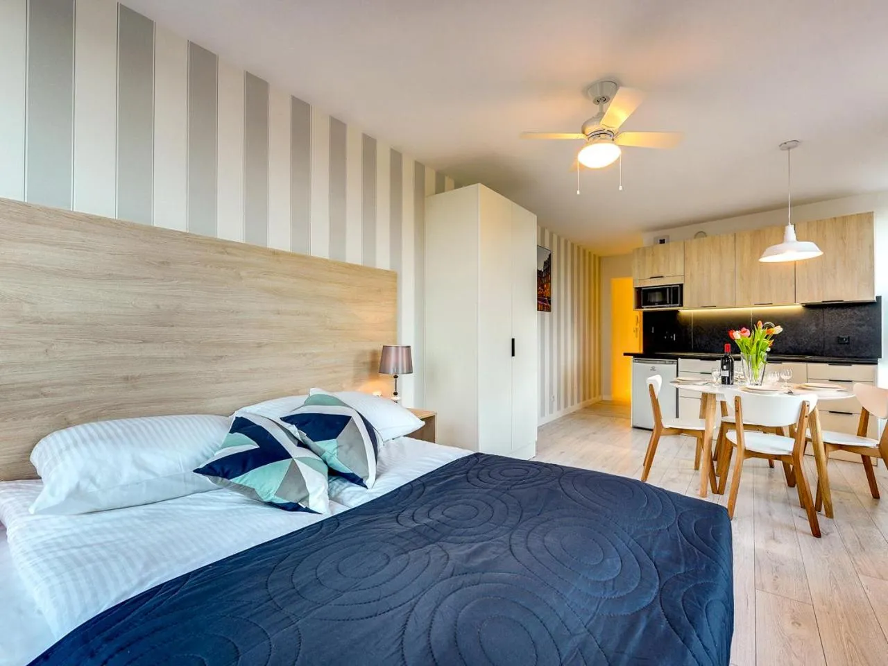 Kitchen or kitchenette, Bed in Chrobry Apartamenty Gdańsk Grodzka 10