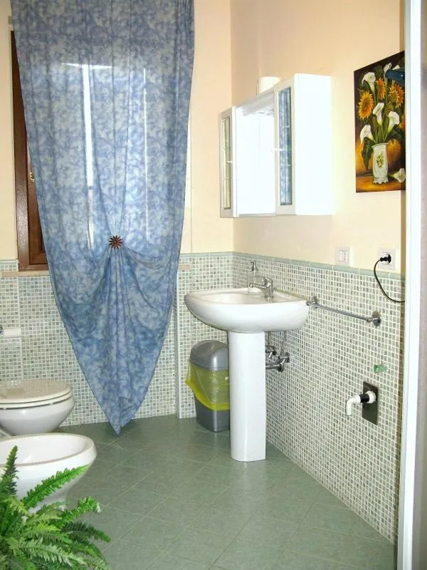 Bathroom in AFFITTACAMERE La Tartaruga