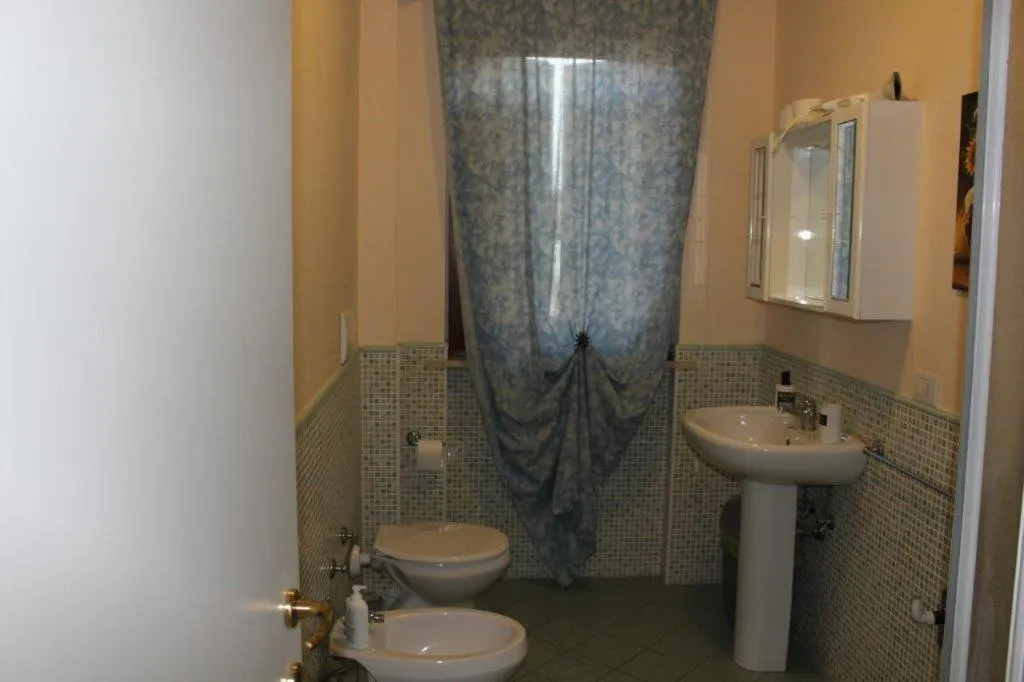 Bathroom in AFFITTACAMERE La Tartaruga