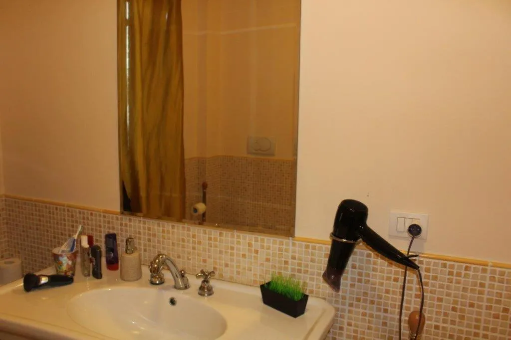 Bathroom in AFFITTACAMERE La Tartaruga