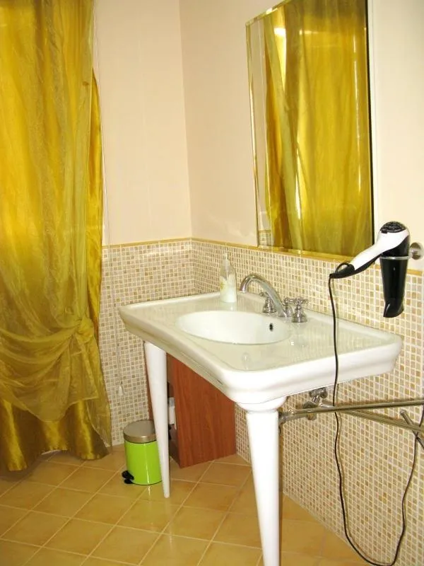 Bathroom in AFFITTACAMERE La Tartaruga