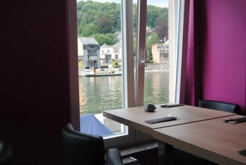 L'Inattendu "sur la croisette" Dinant centre