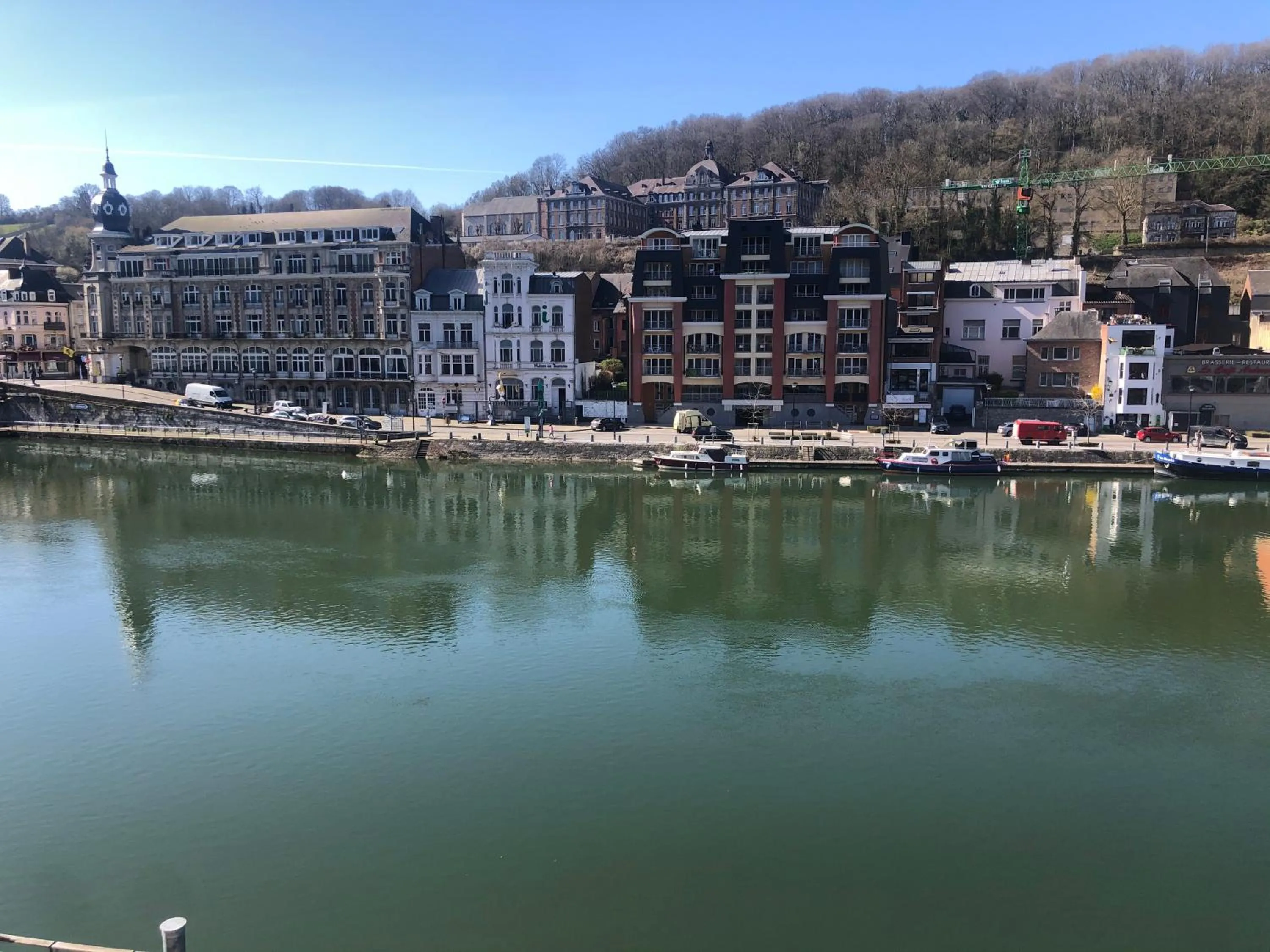 L'Inattendu "sur la croisette" Dinant centre