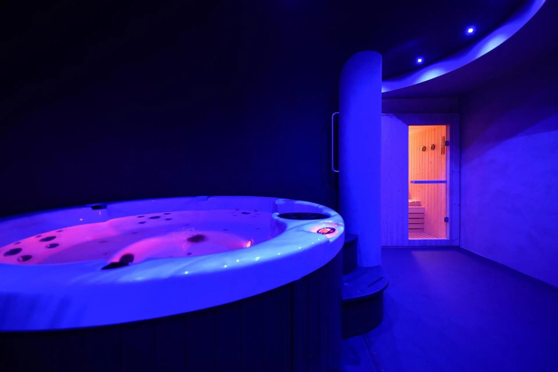 Hot Tub in Hotel Lumin