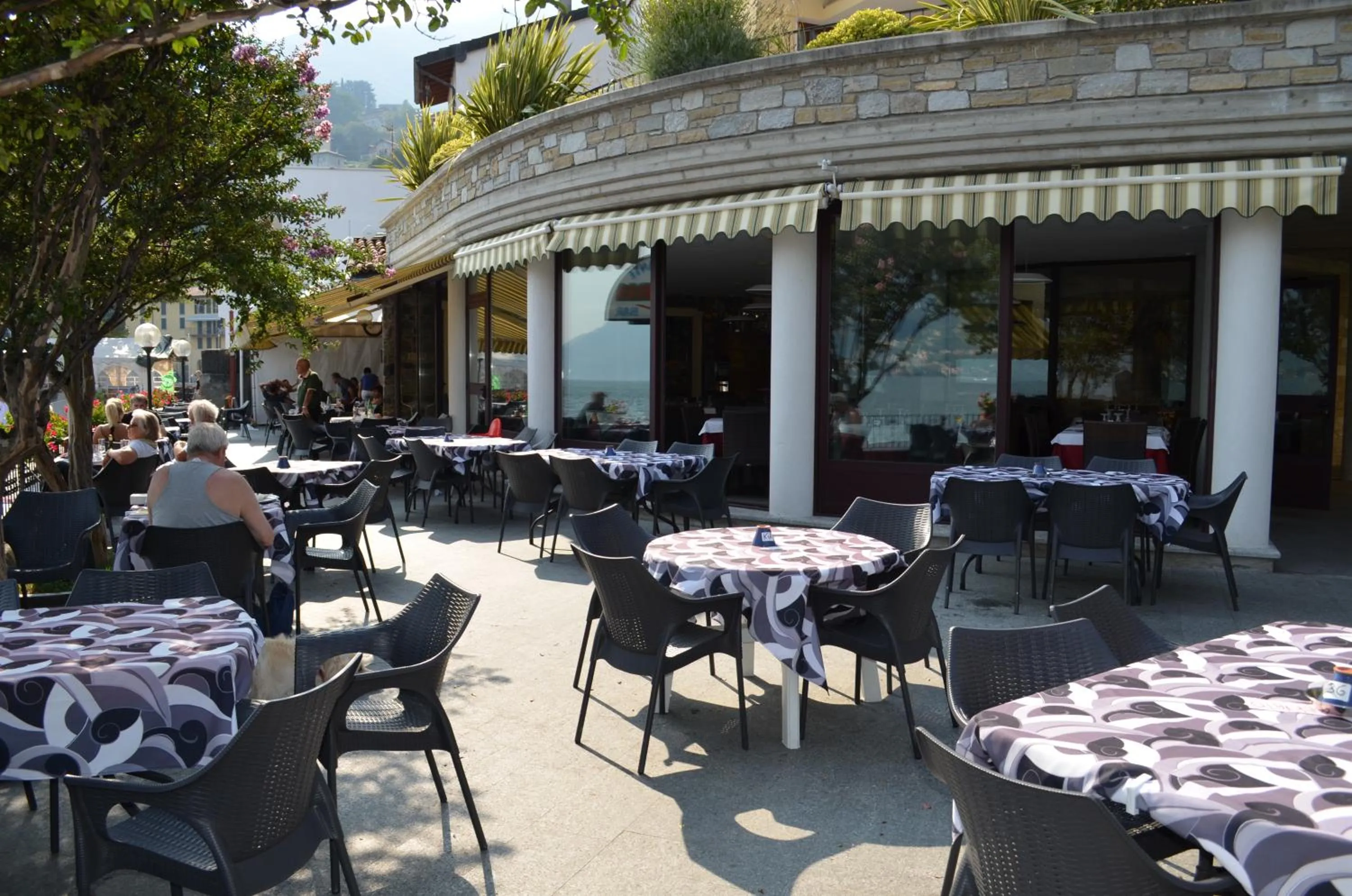 Restaurant/places to eat in Hotel Lumin