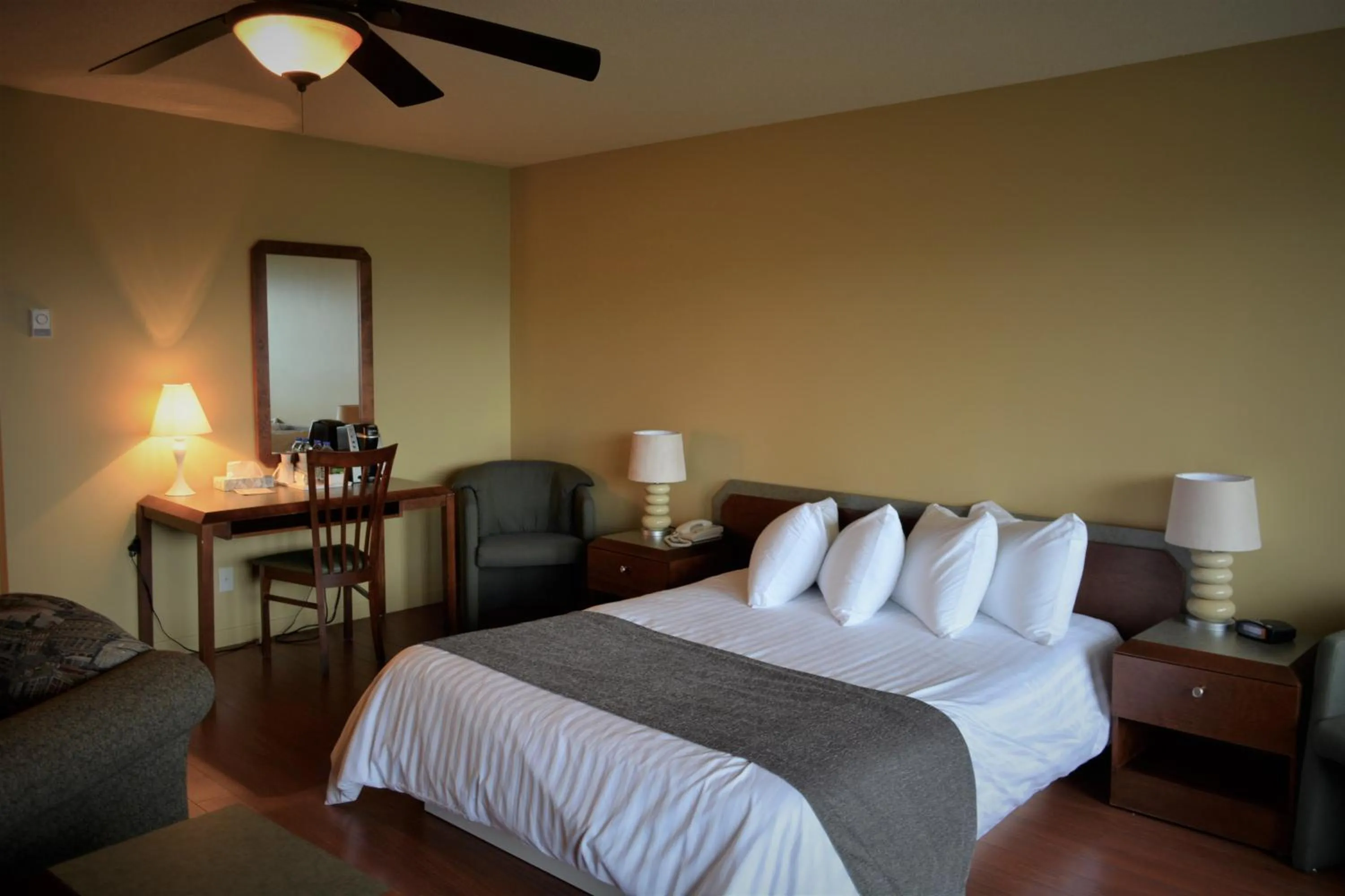 Bed in Motel Quatre Saisons