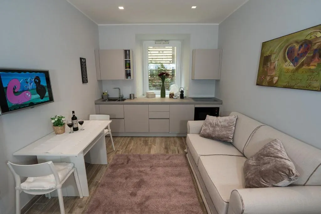 Laura Family Apartments