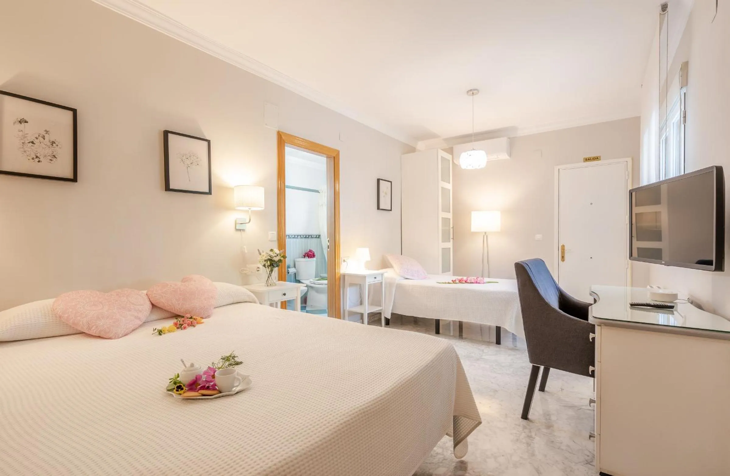 Triple Room with Pool View in Senderos de la Alhambra