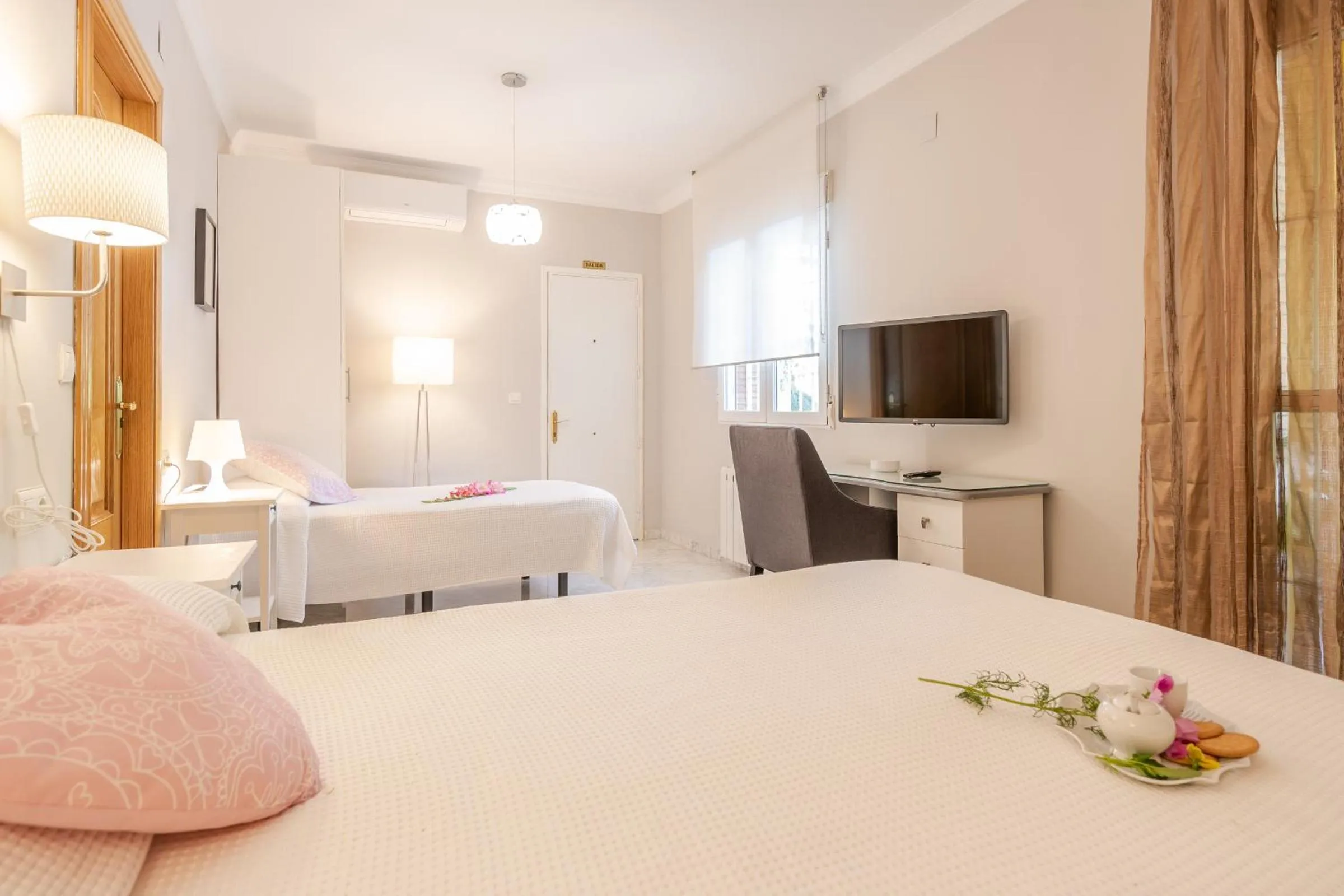 Triple Room with Pool View in Senderos de la Alhambra