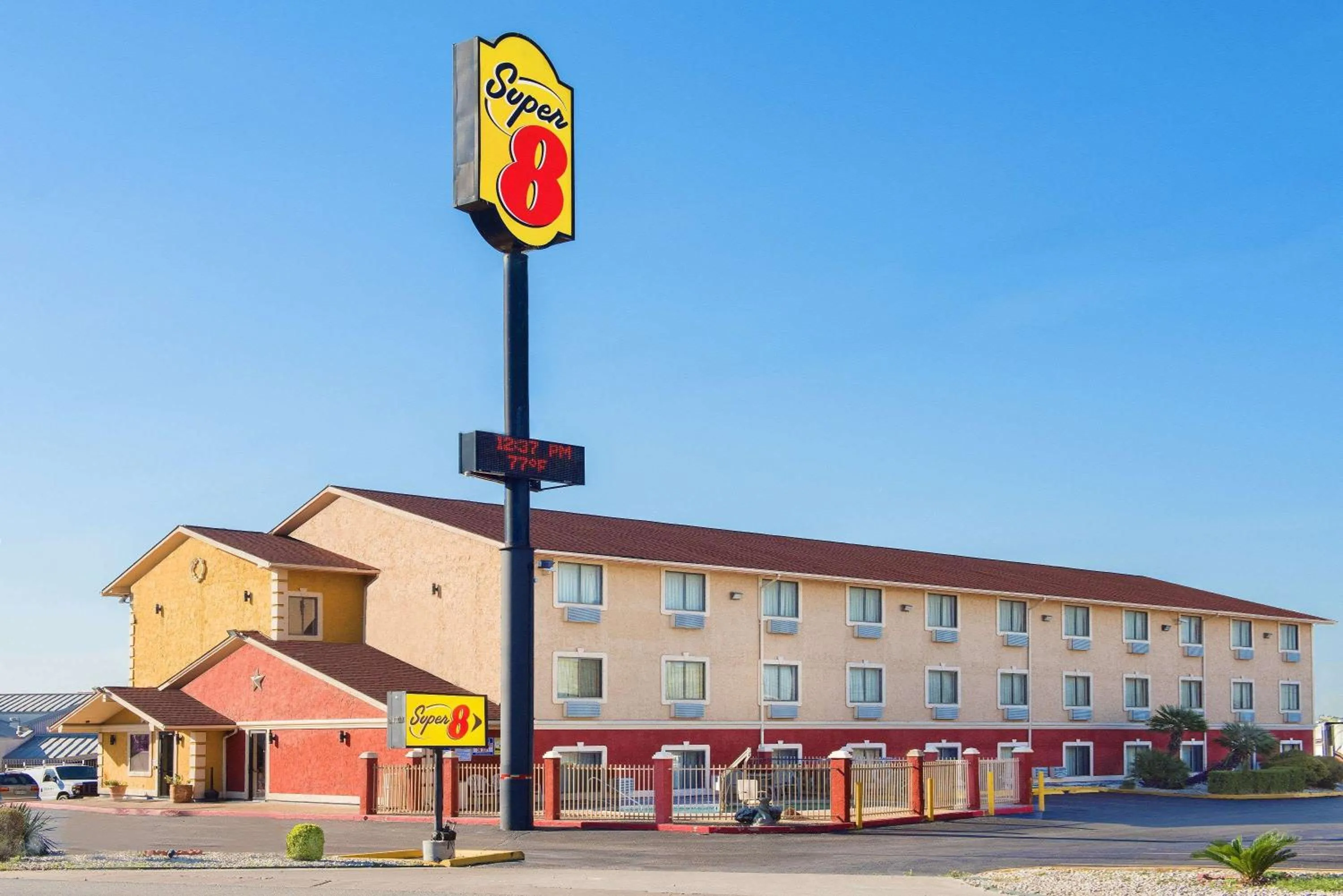 Property building in Super 8 by Wyndham San Antonio/I-35 North
