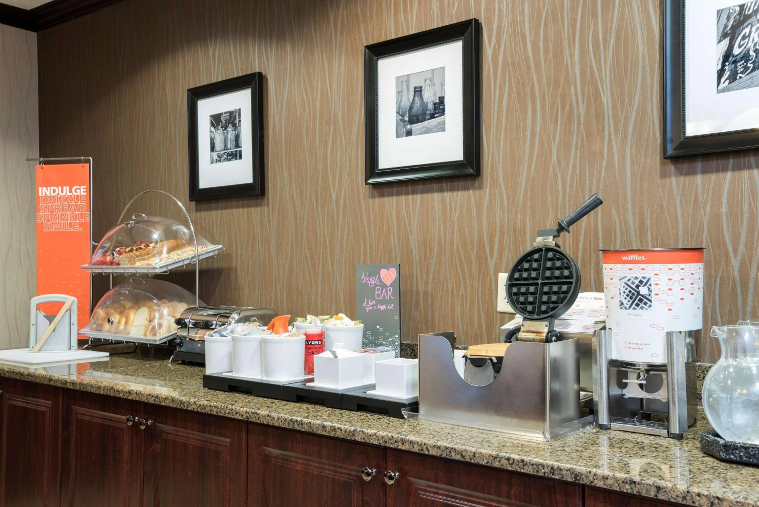 Dining area in Hampton Inn Detroit Roseville