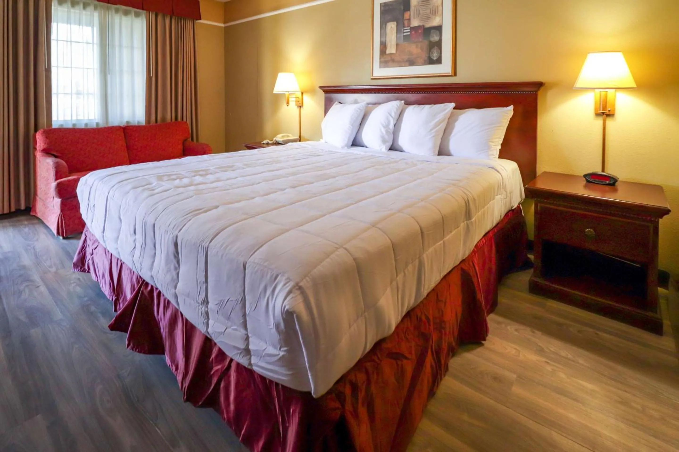 Bedroom, Bed in Econo Lodge