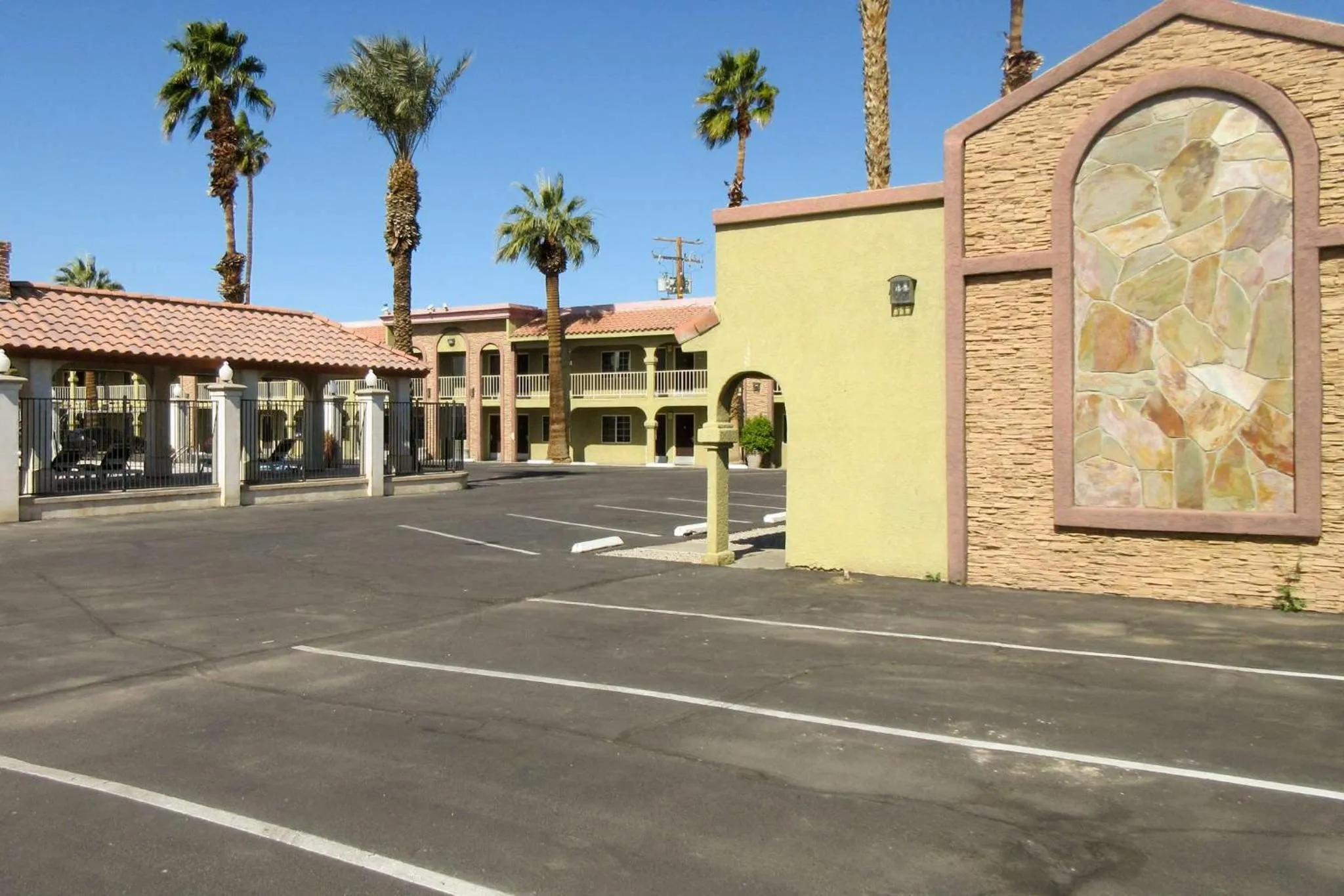 Property building in Econo Lodge