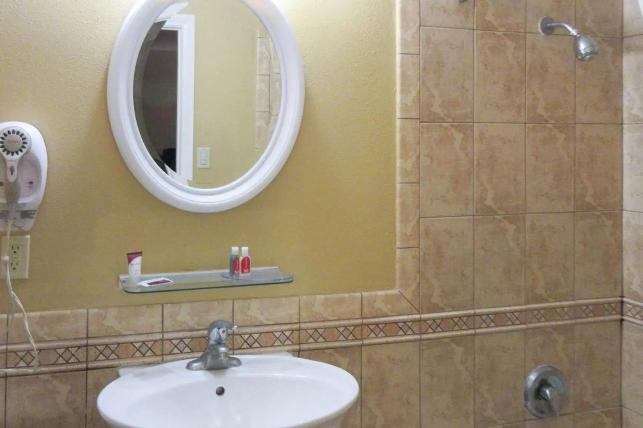 Queen Room with Two Queen Beds - Non-Smoking in Econo Lodge Queen Room with Two Queen Beds - Non-Smoking in Econo Lodge