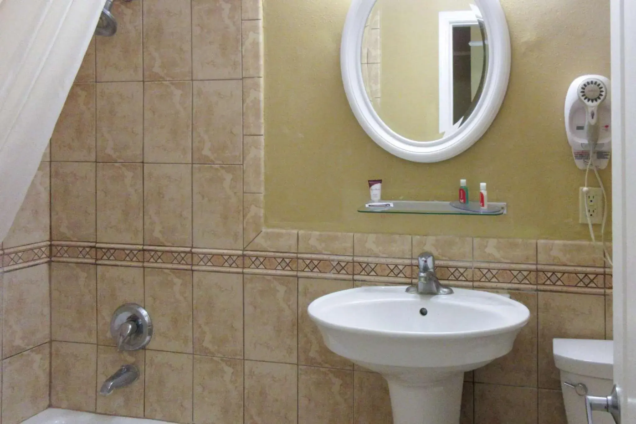 Bedroom in Econo Lodge Bedroom in Econo Lodge