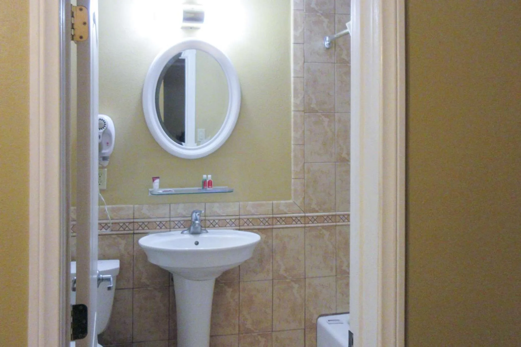 Bedroom in Econo Lodge