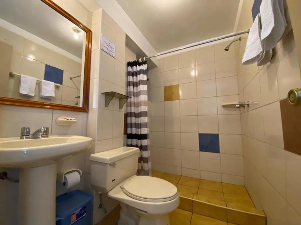 Bathroom in Hostal Oscar Inn