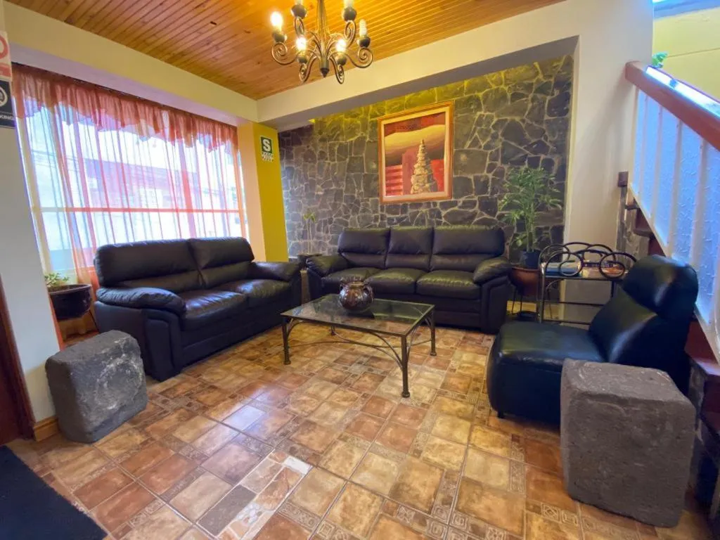 Seating area in Hostal Oscar Inn