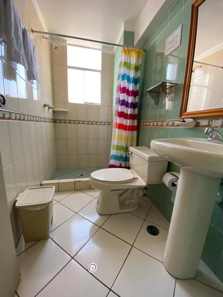 Bathroom in Hostal Oscar Inn