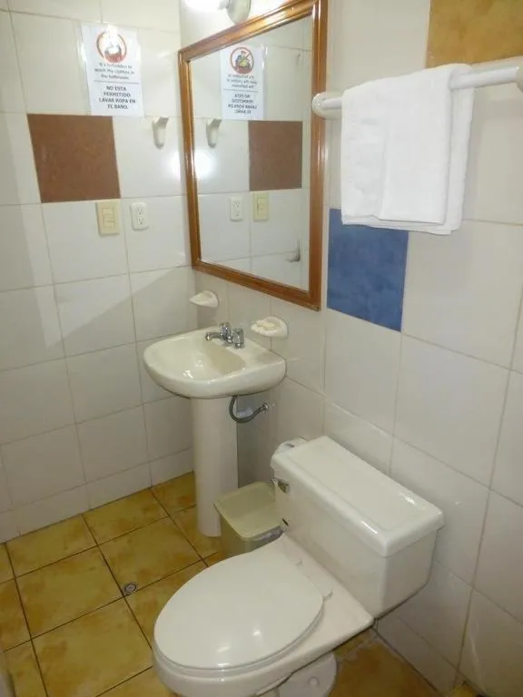 Shower in Hostal Oscar Inn