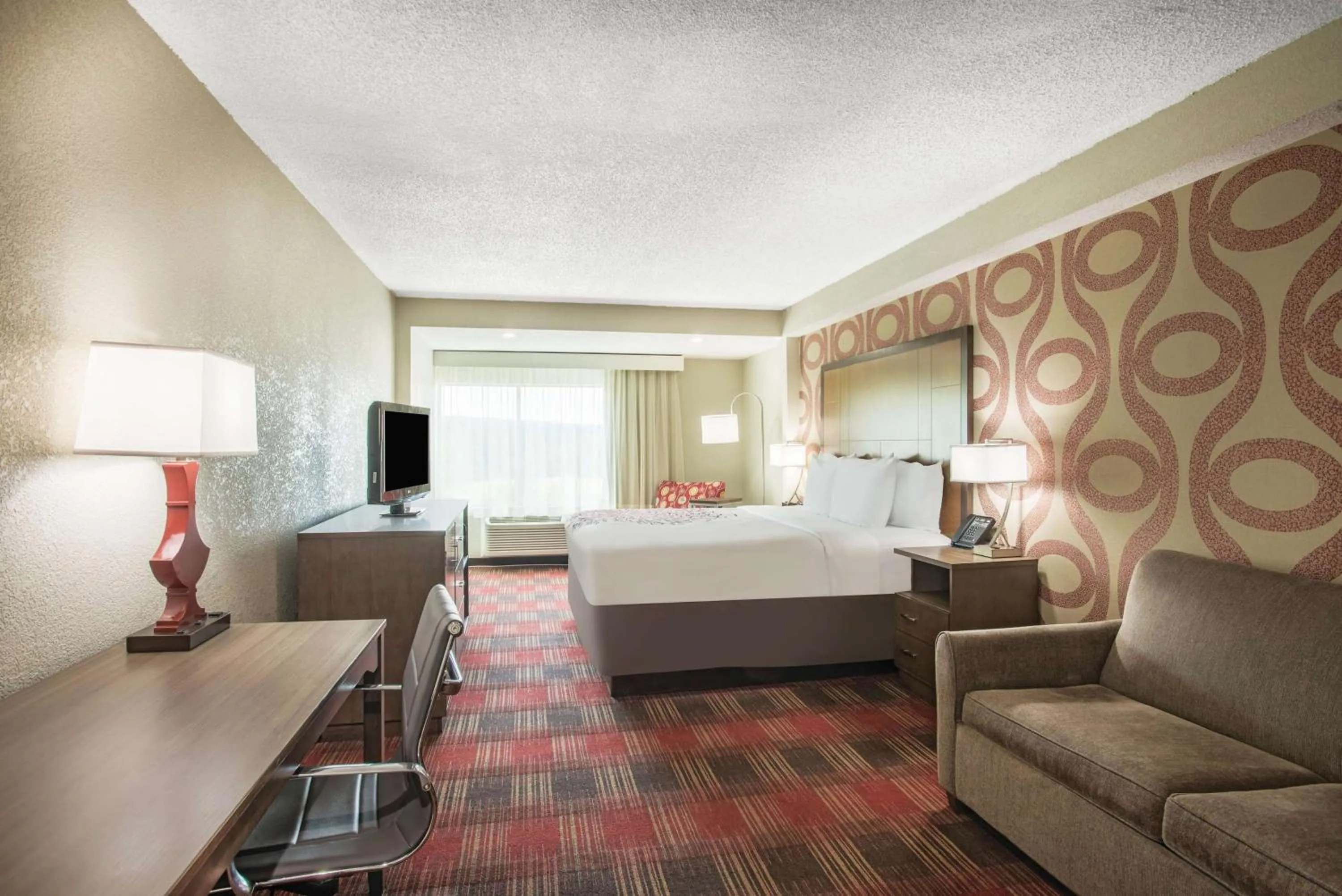 Photo of the whole room, Bed in La Quinta Inn & Suites by Wyndham DC Metro Capital Beltway