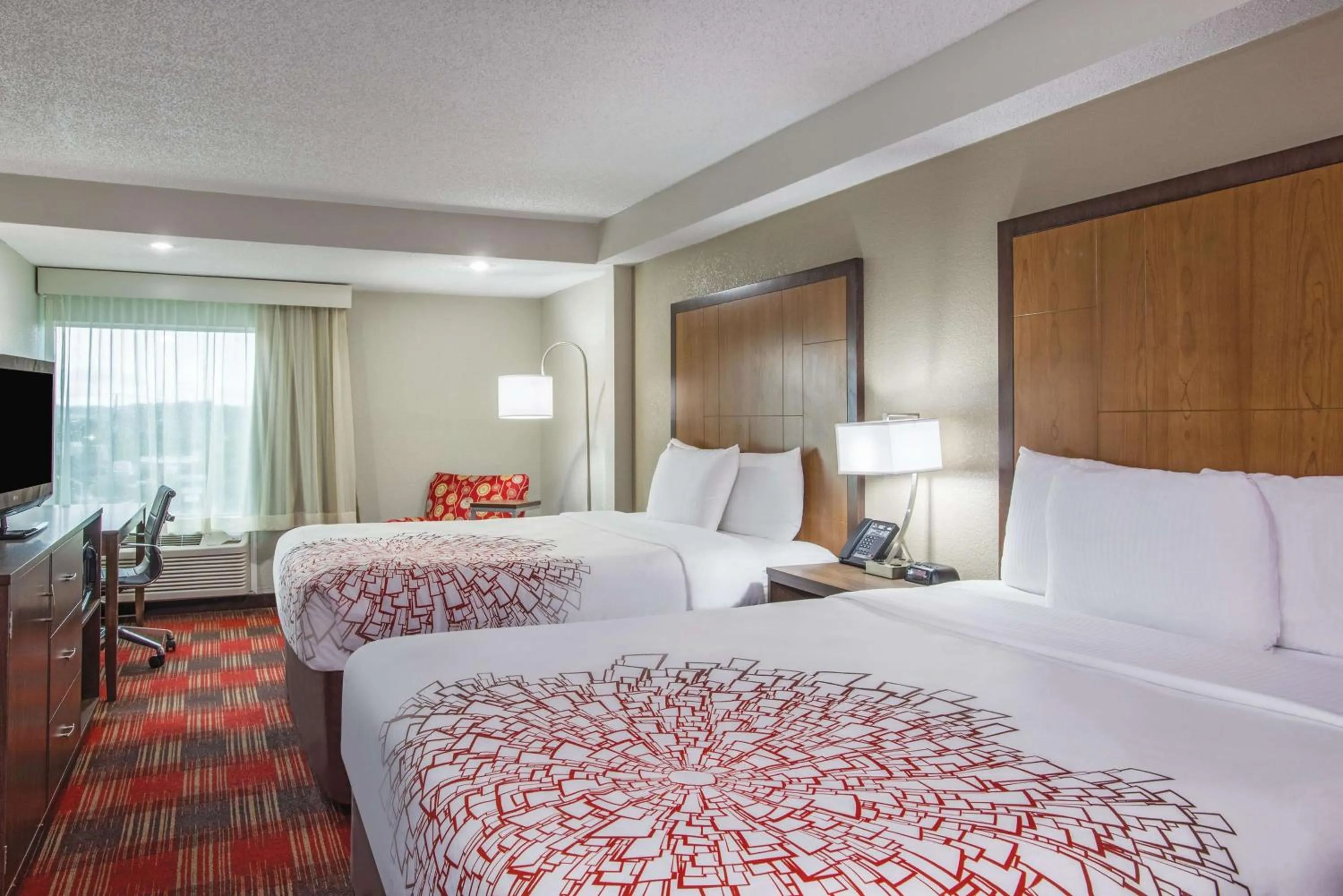 Photo of the whole room, Bed in La Quinta Inn & Suites by Wyndham DC Metro Capital Beltway