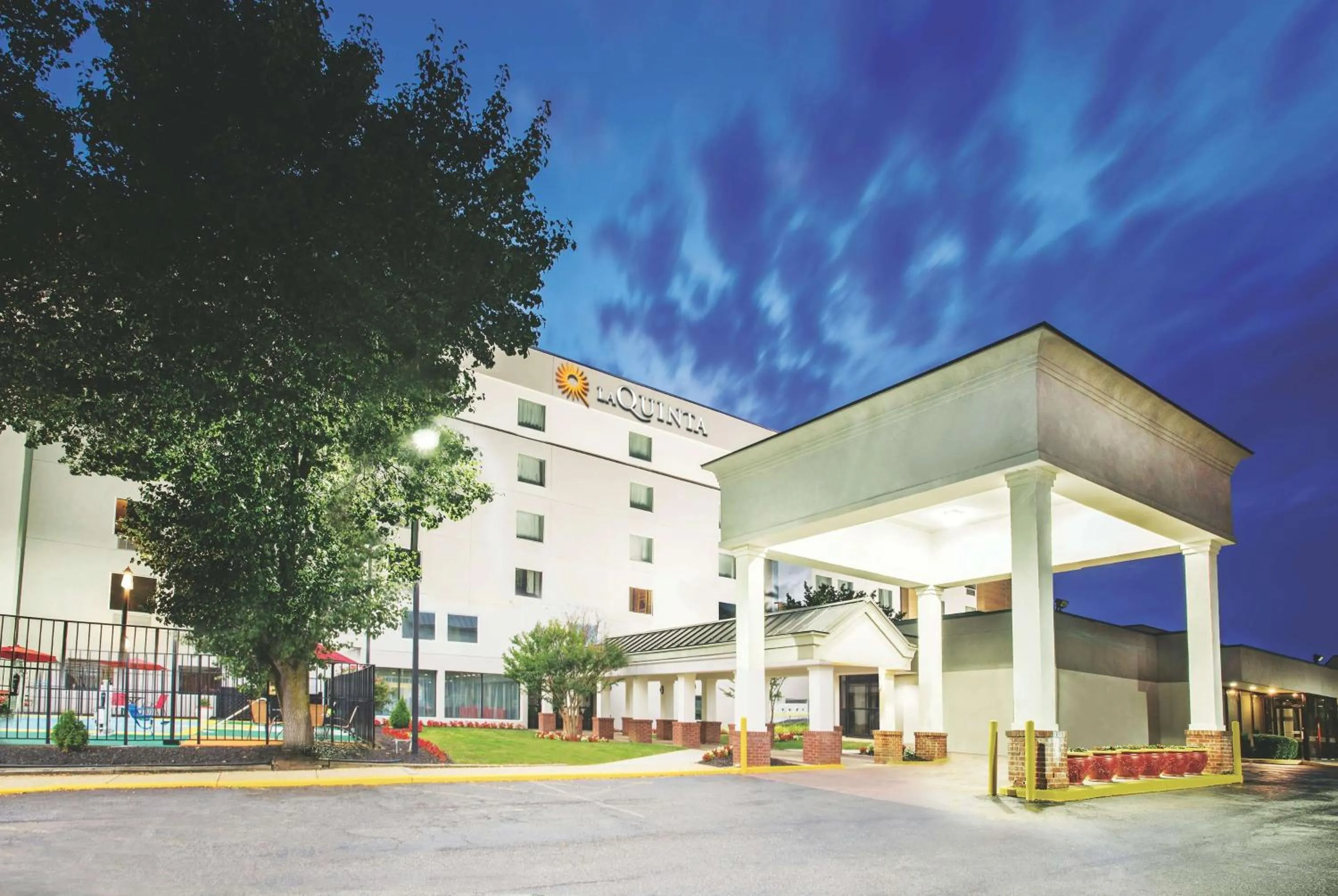 Property building in La Quinta Inn & Suites by Wyndham DC Metro Capital Beltway