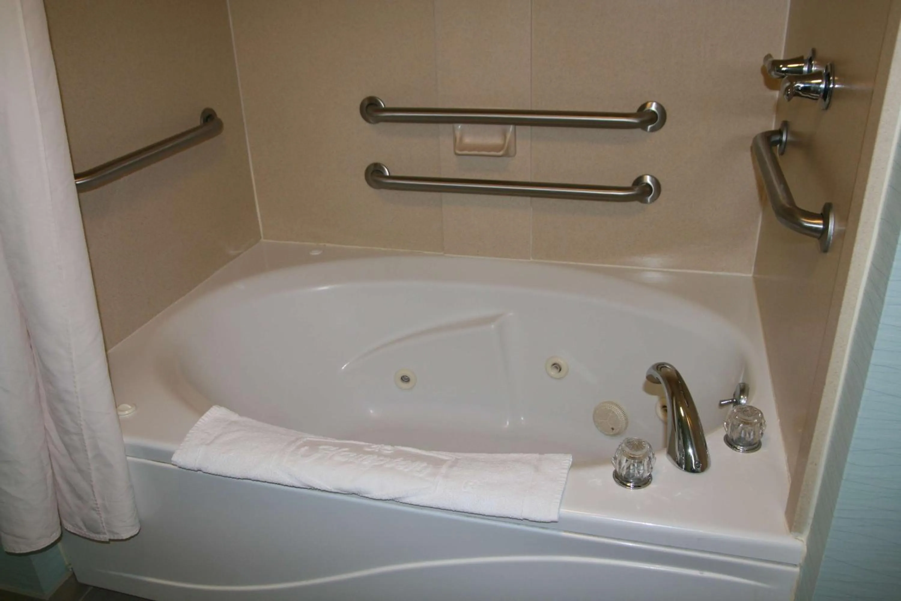 Bathroom in Hampton Inn Shreveport-Airport