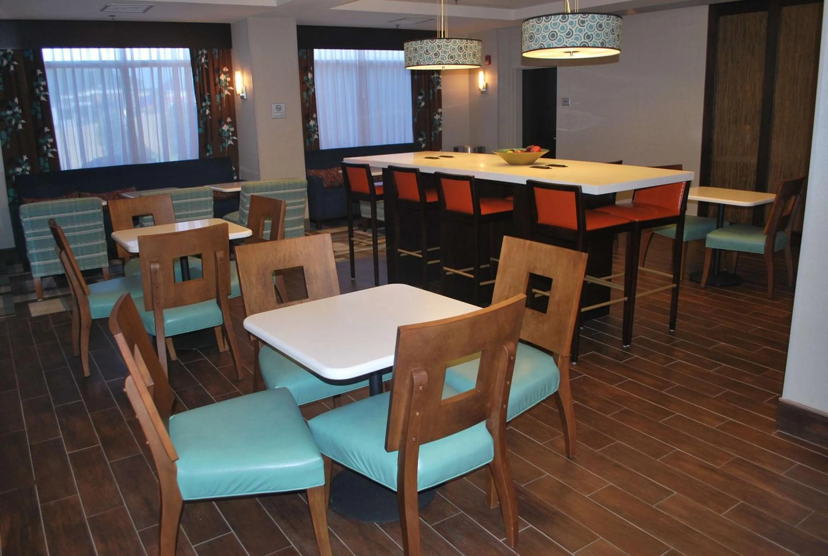 Dining area in Hampton Inn Shreveport-Airport