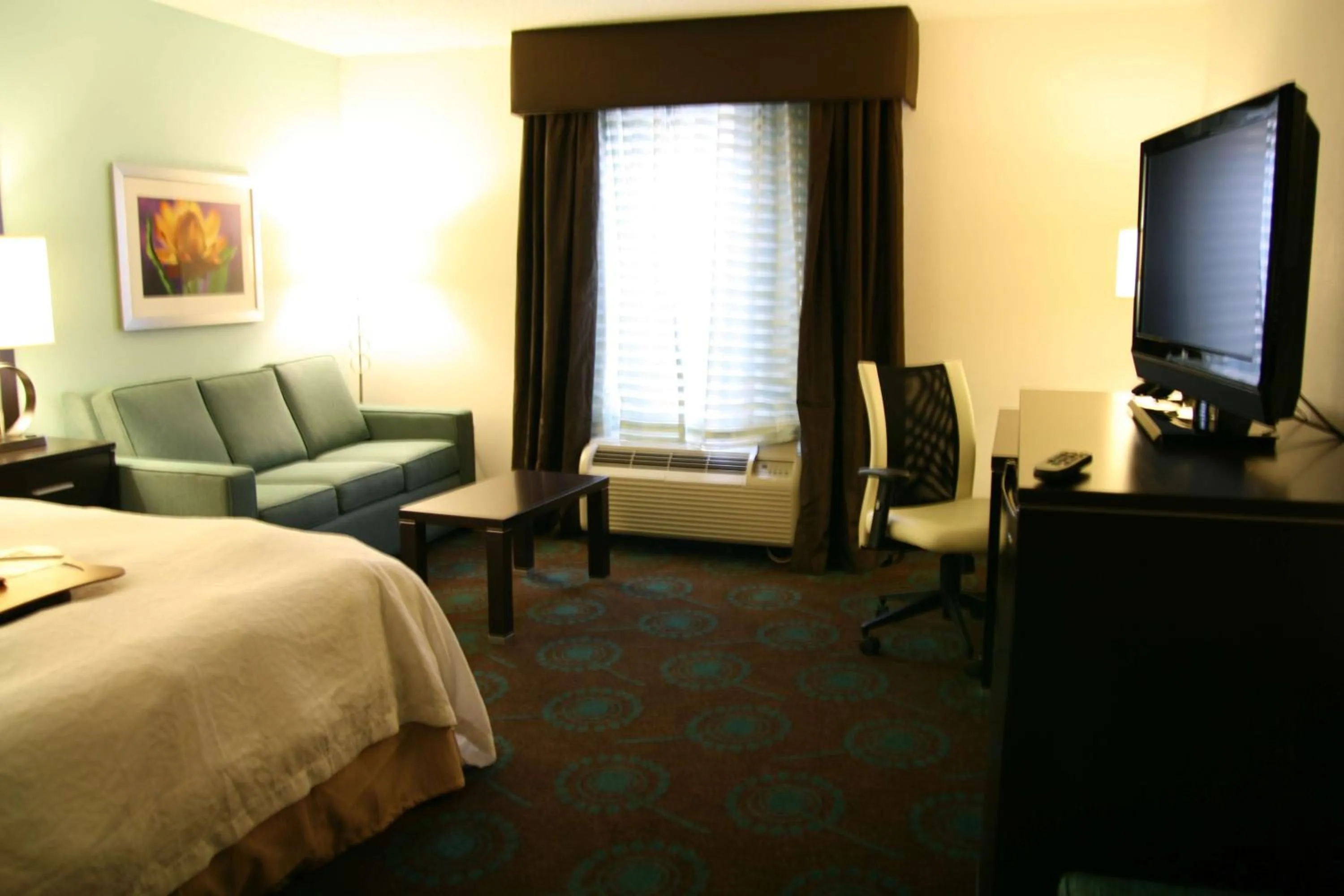Living room, Bed in Hampton Inn Shreveport-Airport
