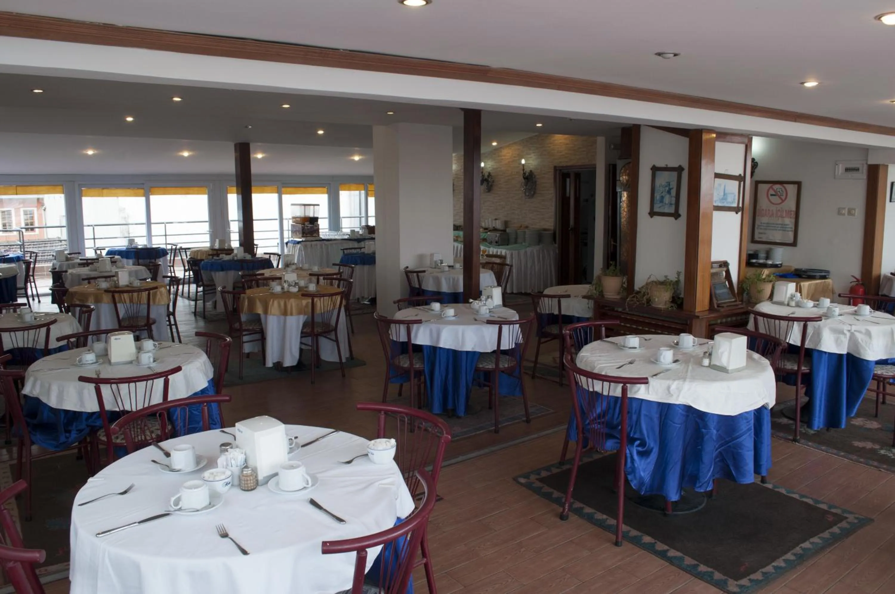Restaurant/places to eat in Hali Hotel