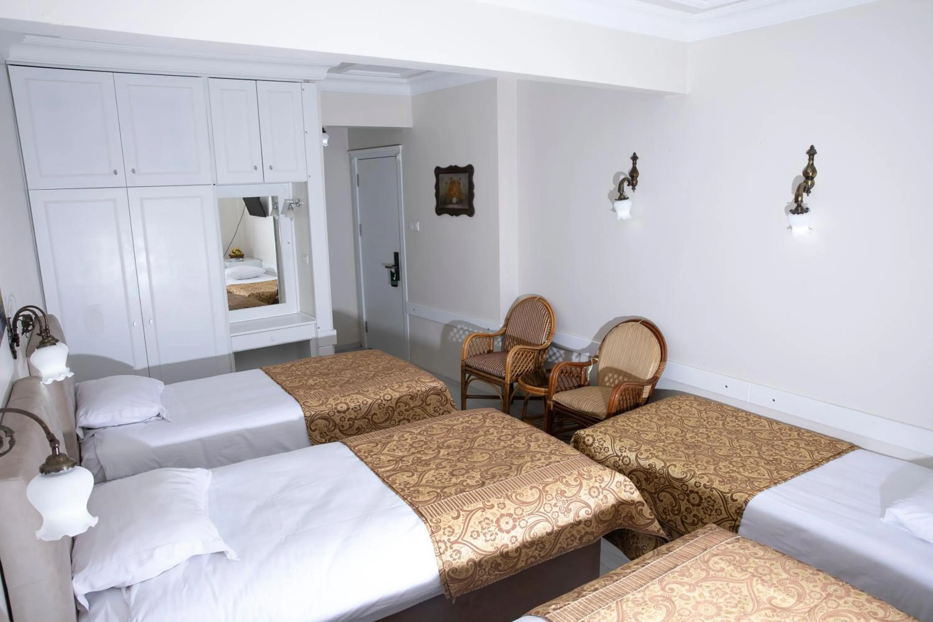 Living room, Bed in Hali Hotel