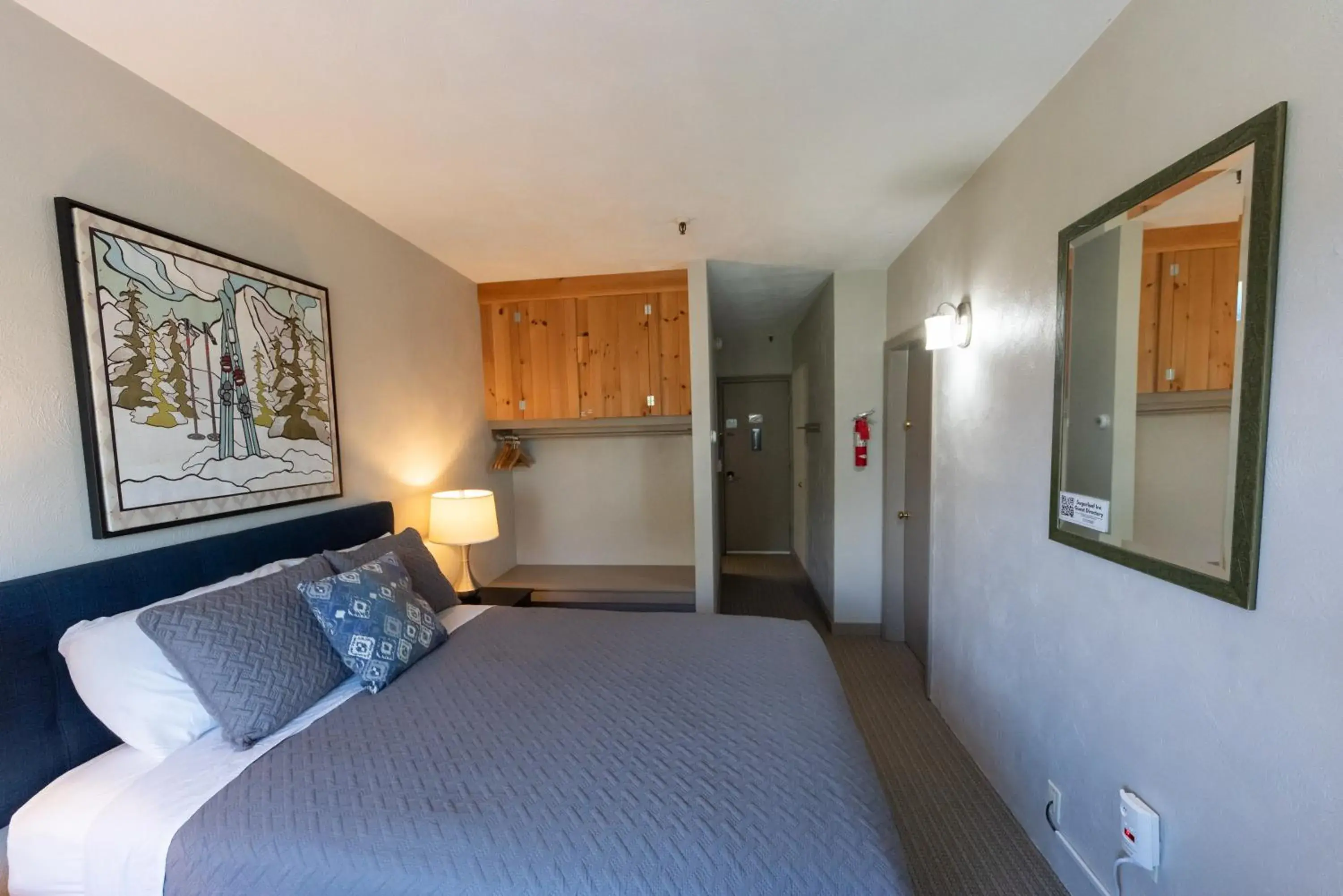 Family Room with Private Bathroom in Sugarloaf Inn Family Room with Private Bathroom in Sugarloaf Inn