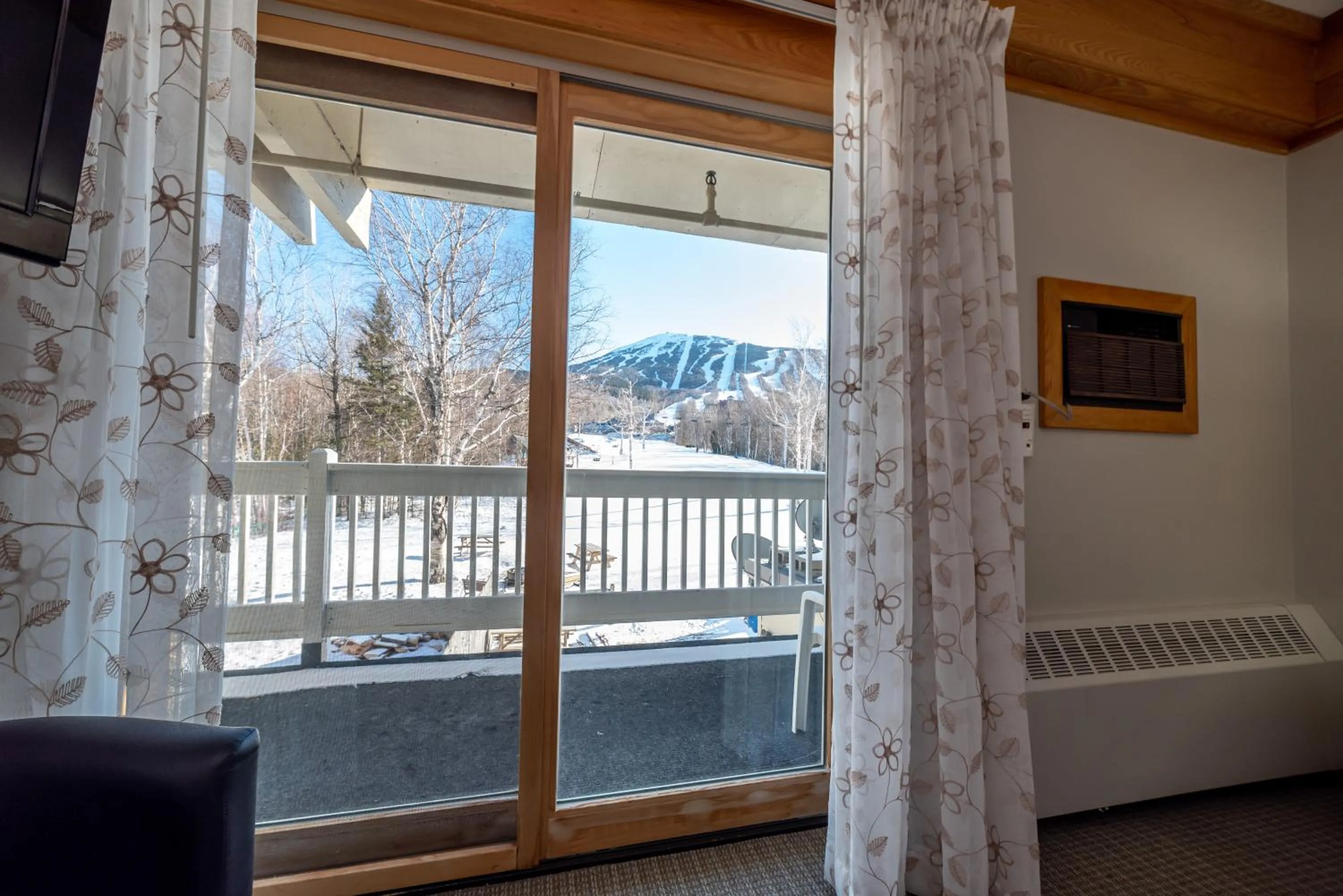 Queen Room with Balcony in Sugarloaf Inn