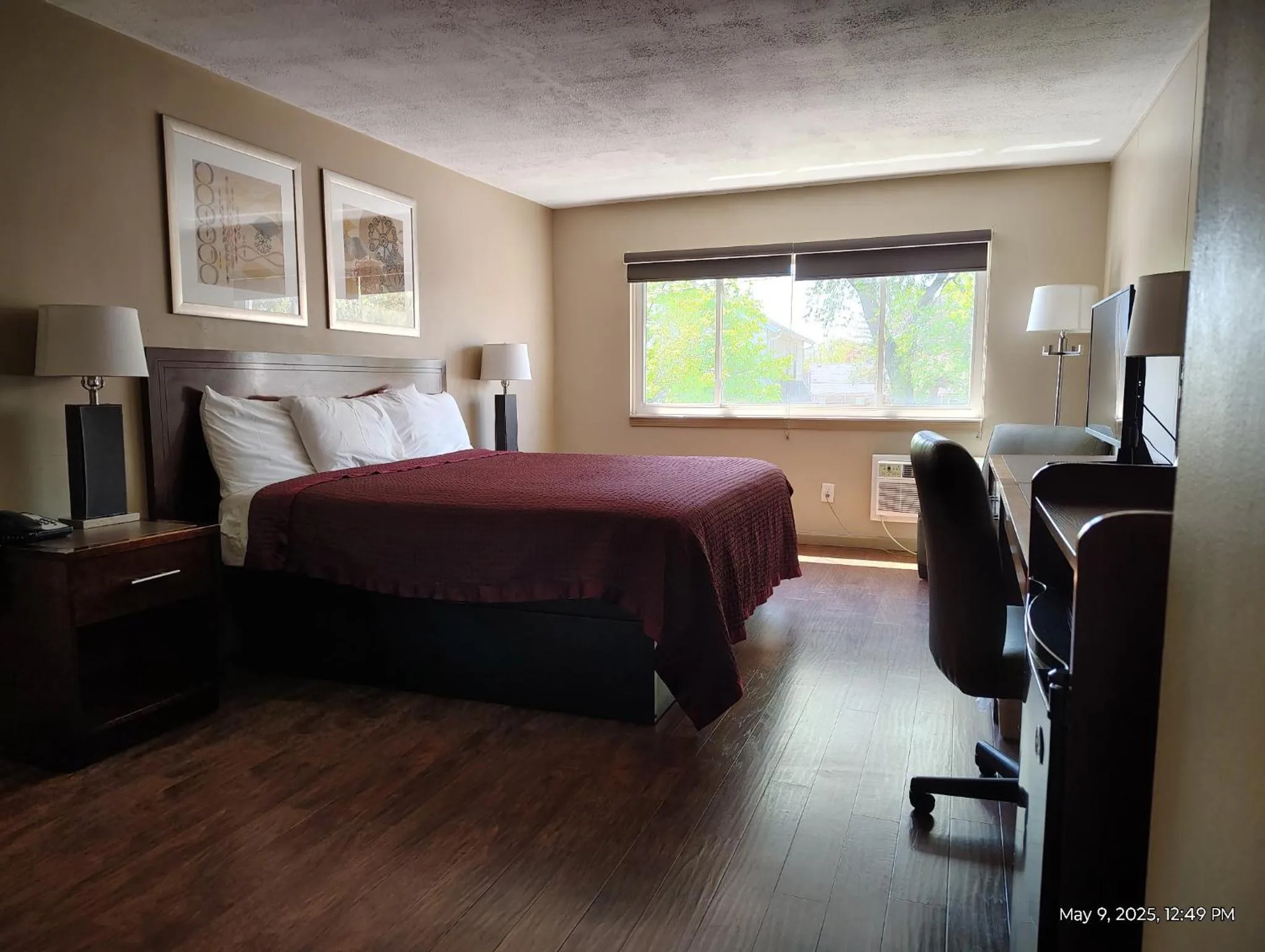 Bed in Allen Park Motor Lodge