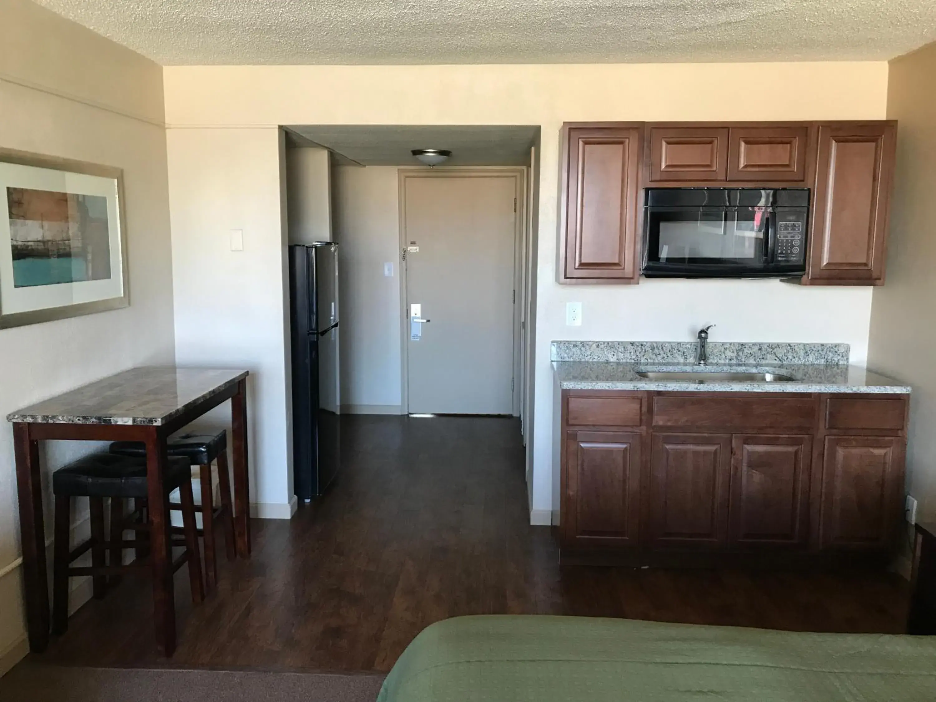 Kitchen/Kitchenette in Allen Park Motor Lodge