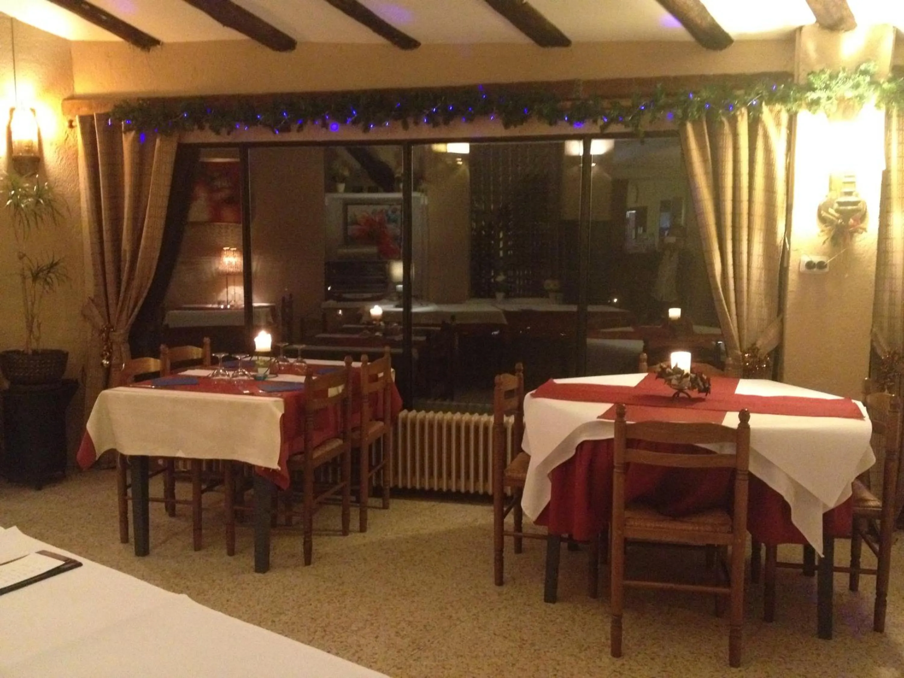 Restaurant/places to eat in Hotel Roc de St Miquel & Apartment